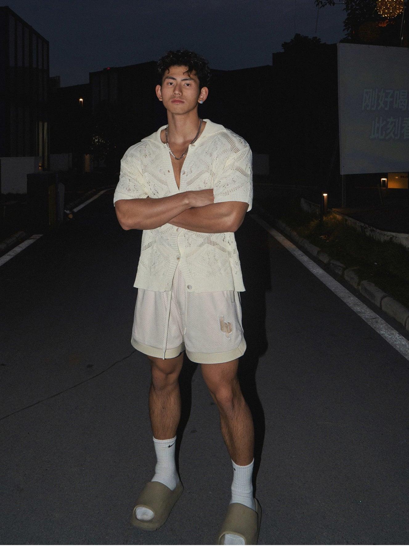 Weißes Button-Up-Hemd im Häkel-Stil