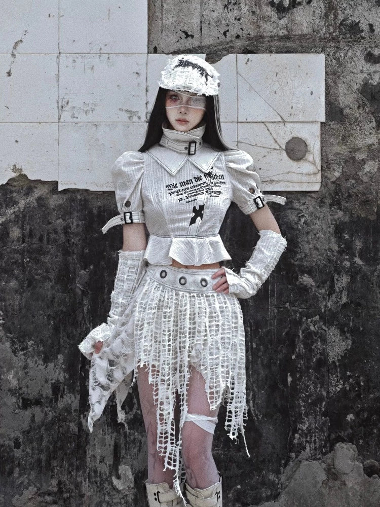 Punk Text imprima la blusa de manga de hojaldre con correas y detalles de cintura con volantes