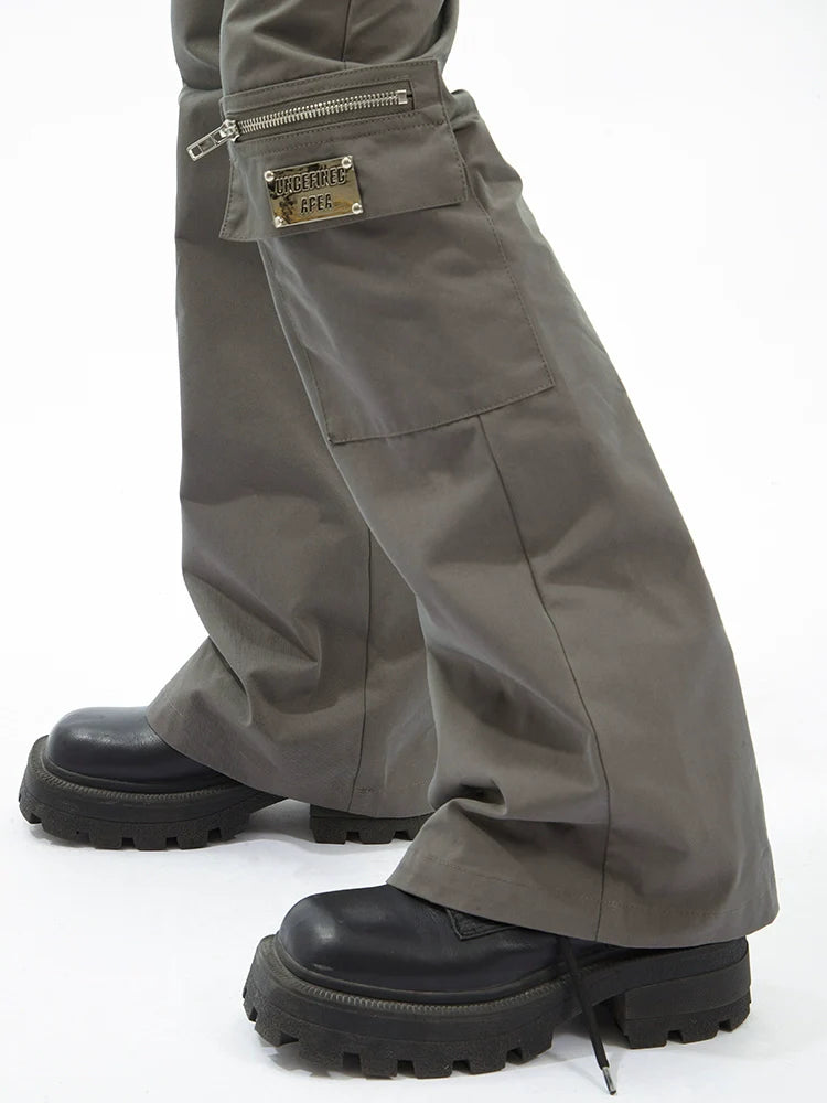 Pantalones de carga negros acampanados con múltiples bolsillos