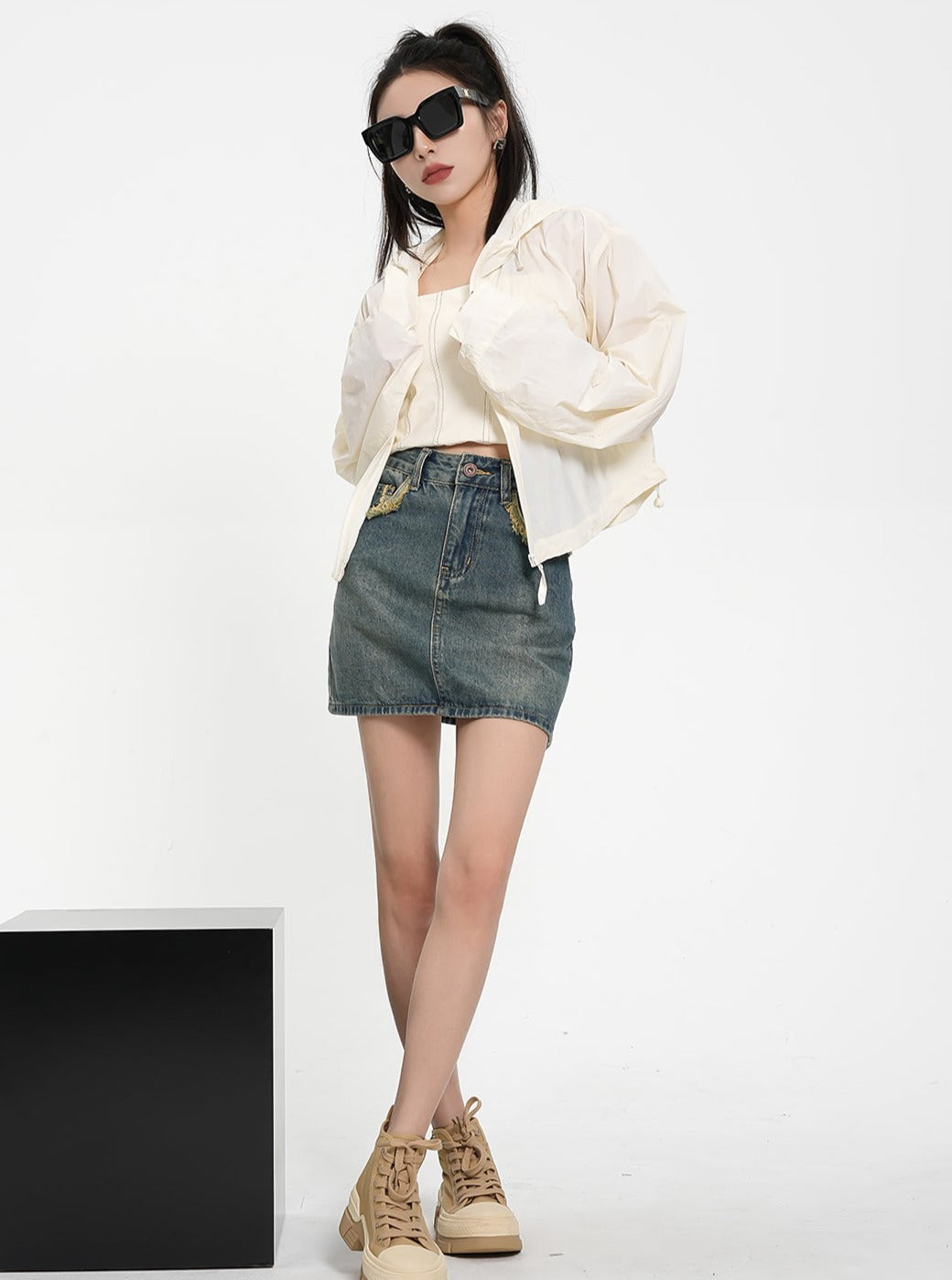 텍스처드 콘트라스트 듀오: 아이보리 퍼프 슬리브 크롭 블라우스 & 블랙 퀼팅 봄버 재킷 세트