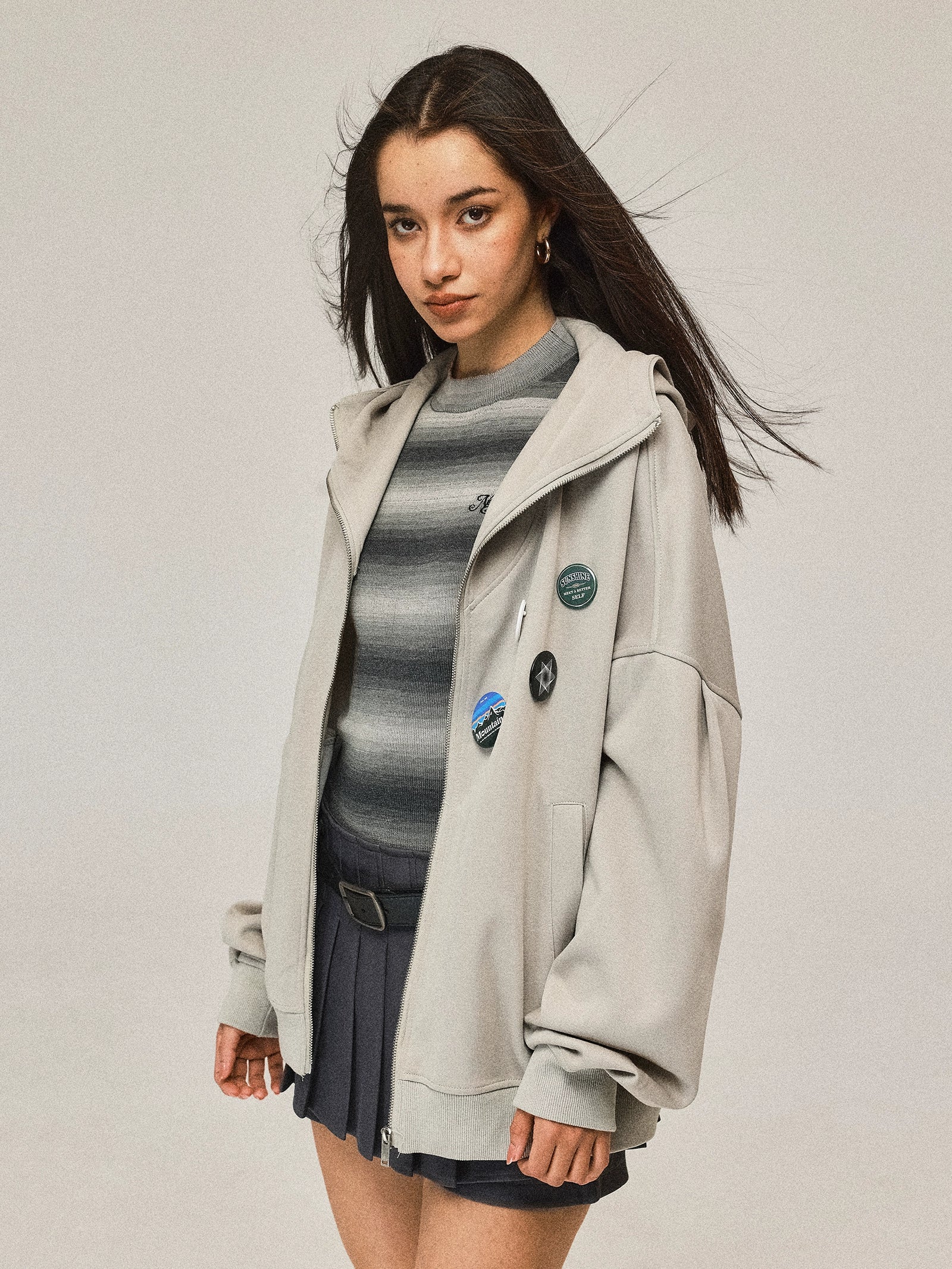 Manteau gris à capuche zippé
