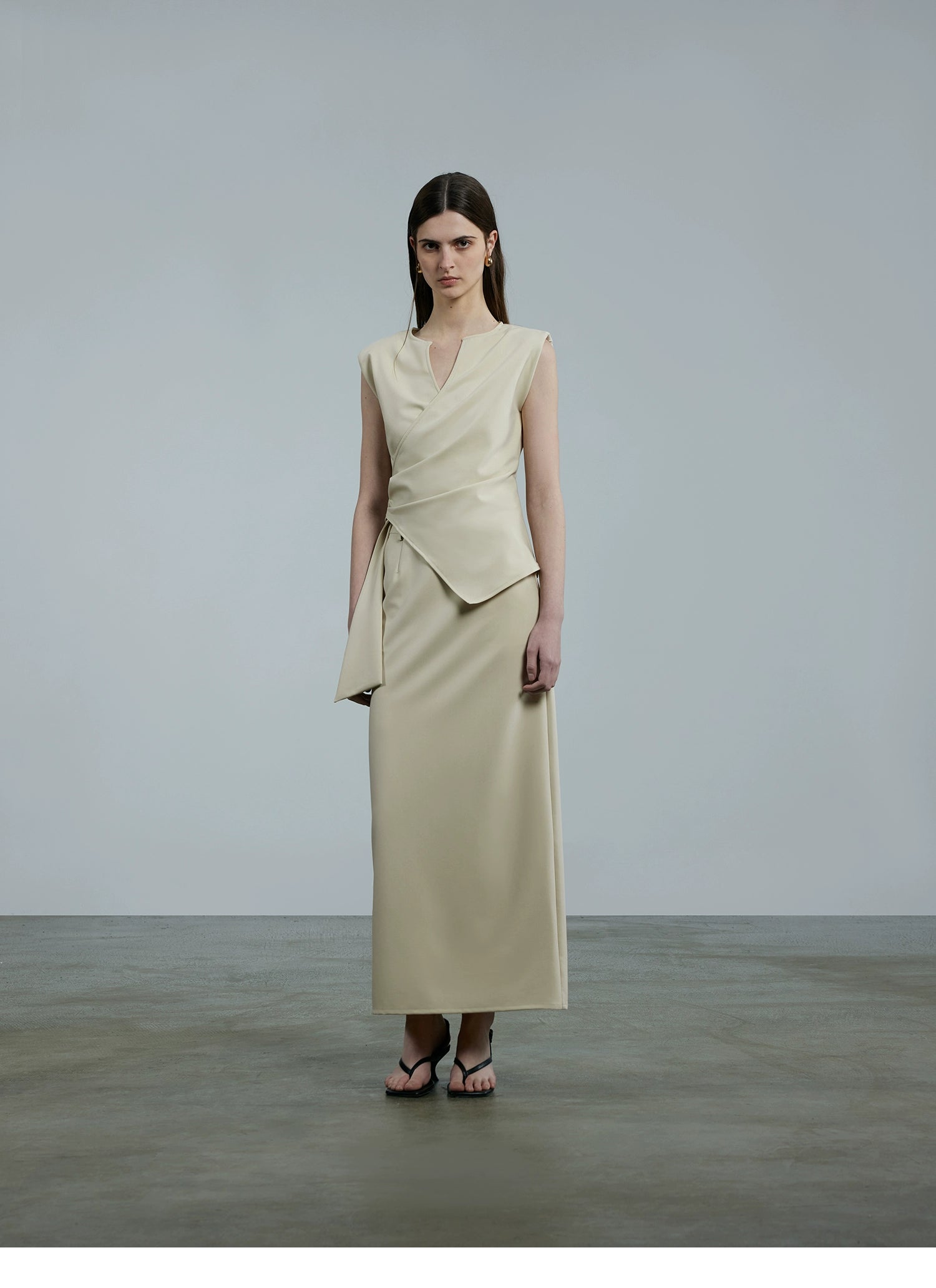 슬리브리스 V넥 롱스커트 슈트