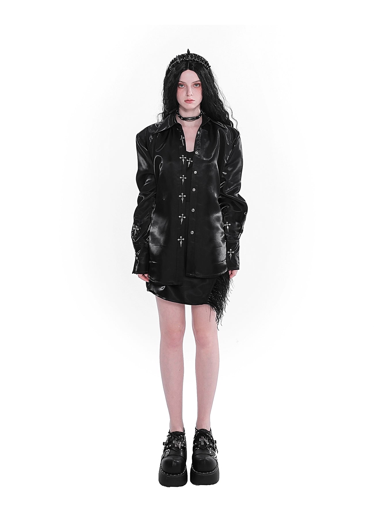 Yubaby Gothic Cross-Embroidered Satin-Hemd-Langarmbutton mit Federverkleidung