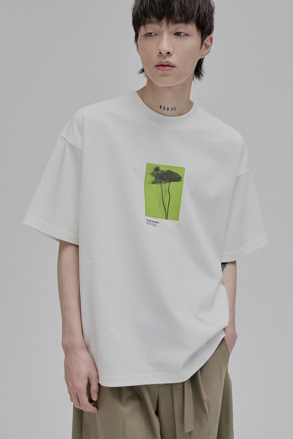 Camiseta de manga corta con estampado de silueta floral