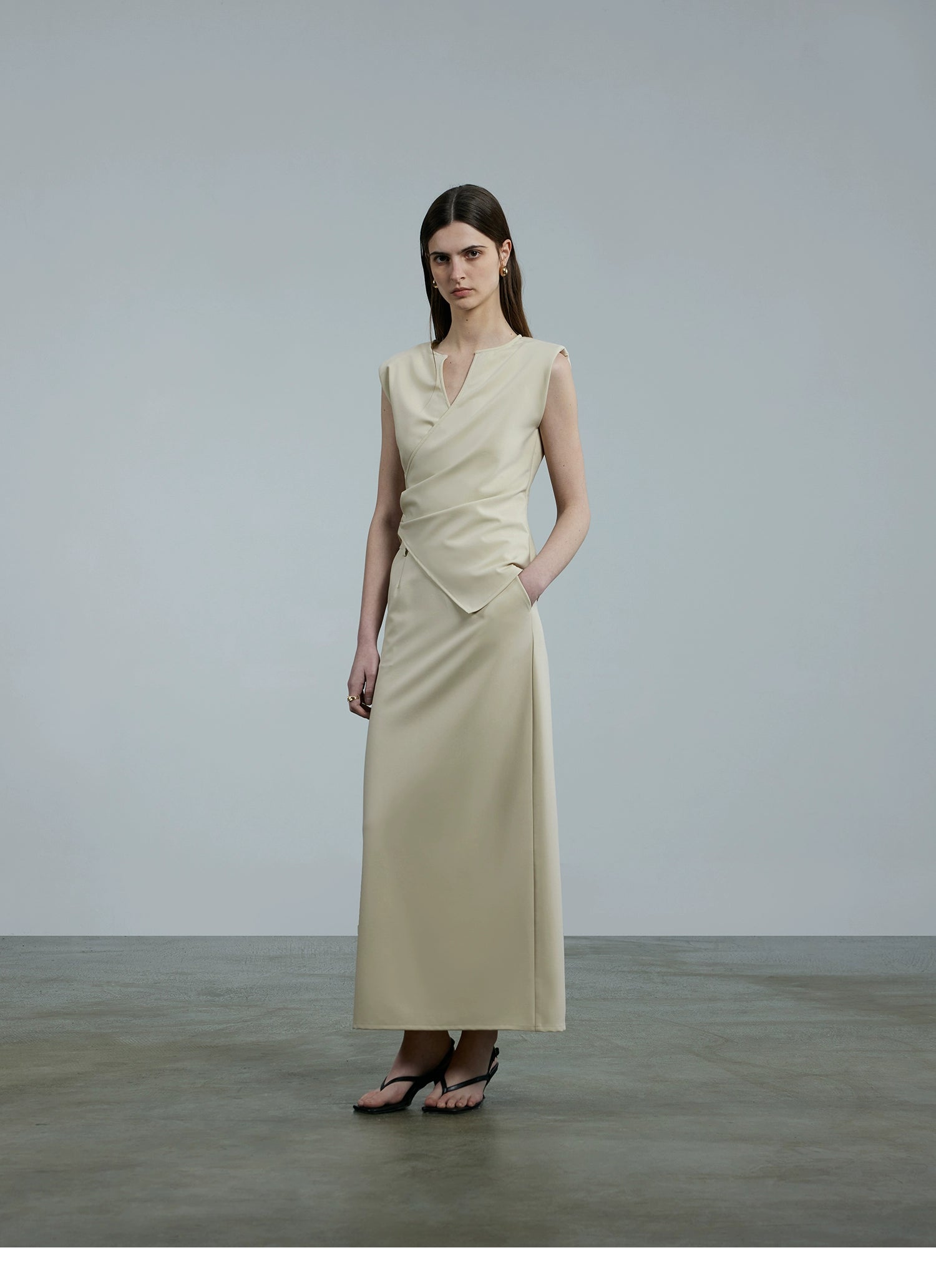 슬리브리스 V넥 롱스커트 슈트