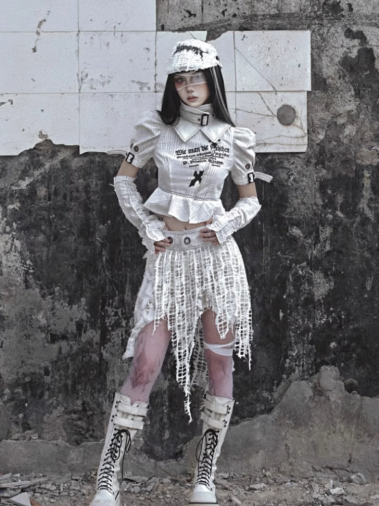 Punk Text imprima la blusa de manga de hojaldre con correas y detalles de cintura con volantes