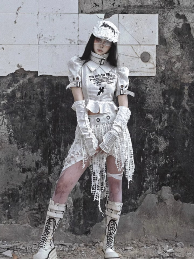 Punk Text imprima la blusa de manga de hojaldre con correas y detalles de cintura con volantes