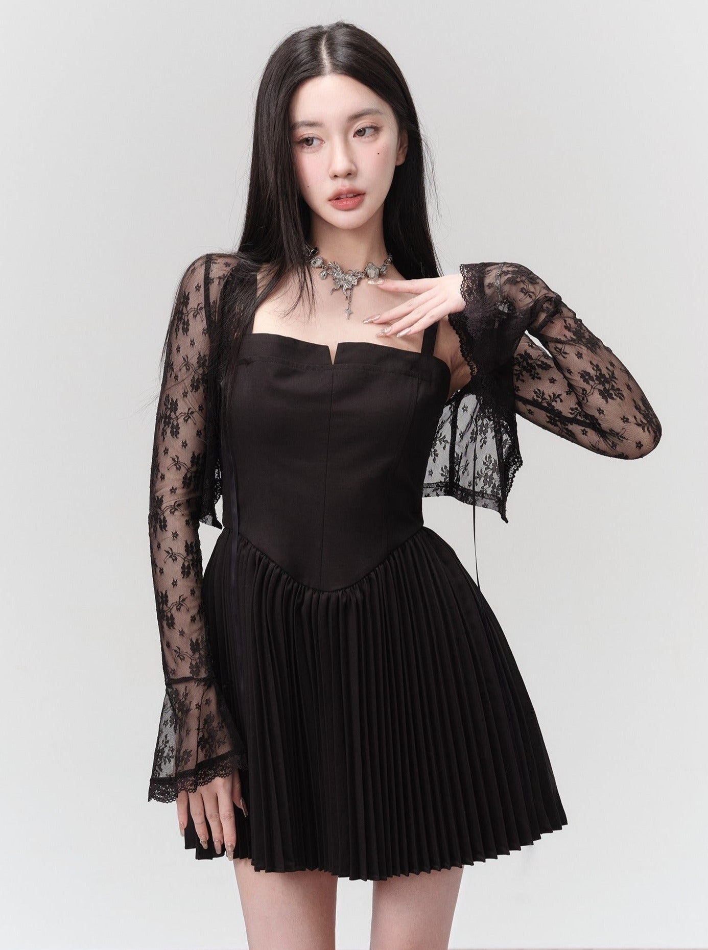 Mini vestido negro plisado con corpiño estructurado