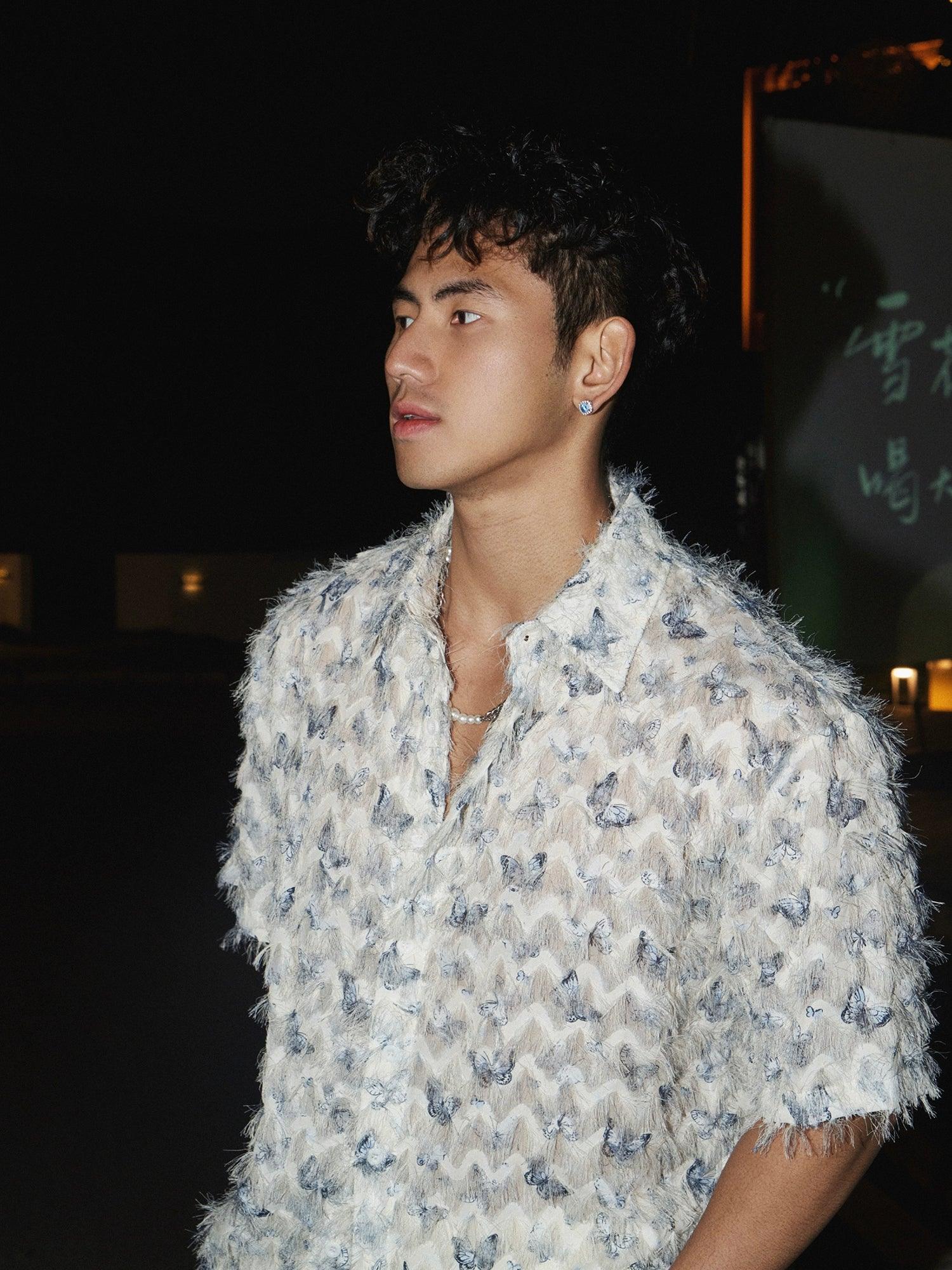 Camisa de manga corta con estampado de mariposa texturizada