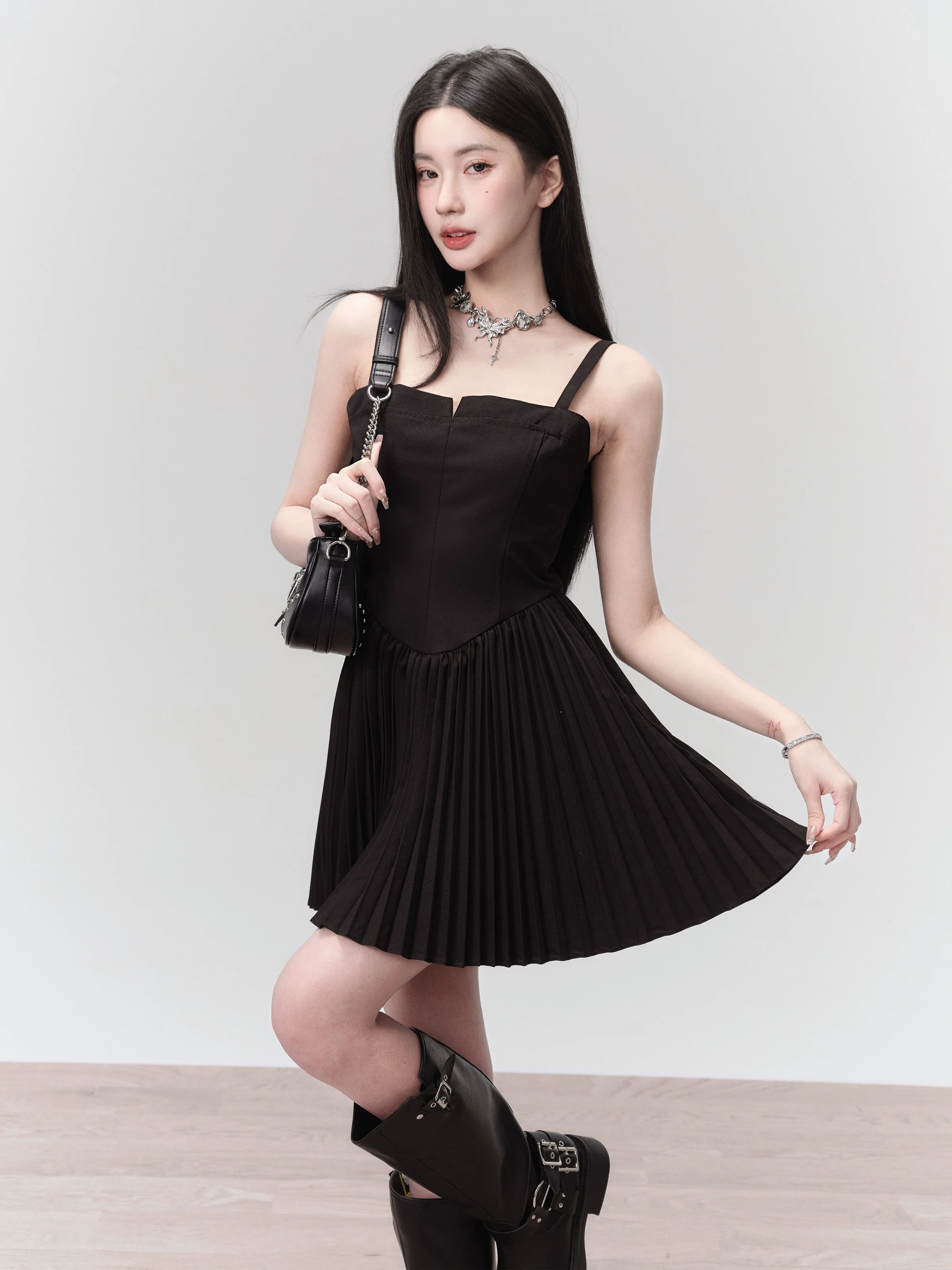 Mini vestido negro plisado con corpiño estructurado