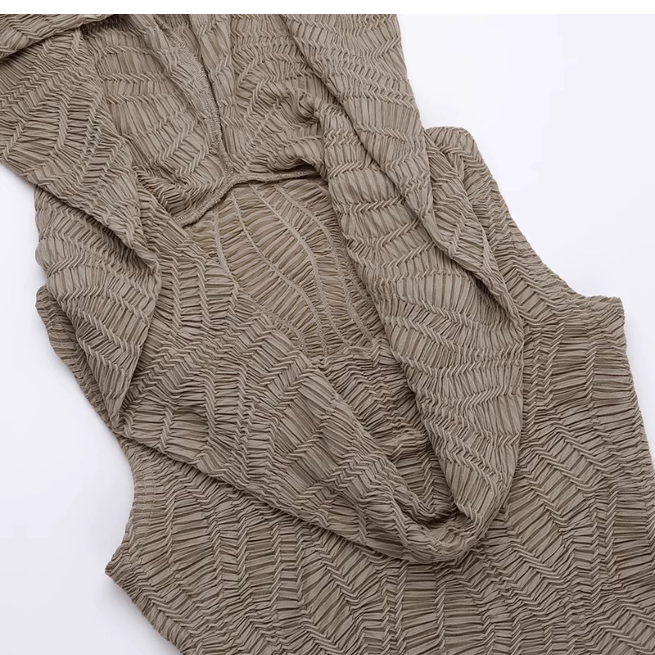 Wannathis Avantgarde -Kapuze Maxi Kleid - Taupe kaltes Schulterkleid mit Rüschendetails