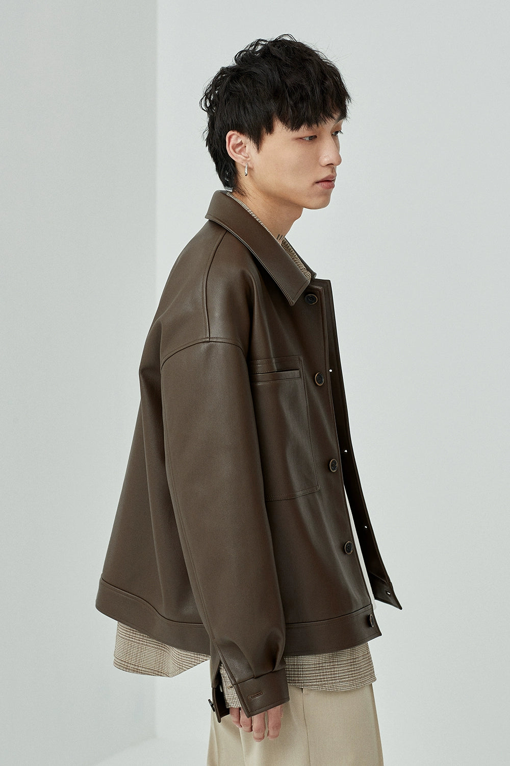 Chaqueta de cuero PU de gran tamaño de cuello cuadrado