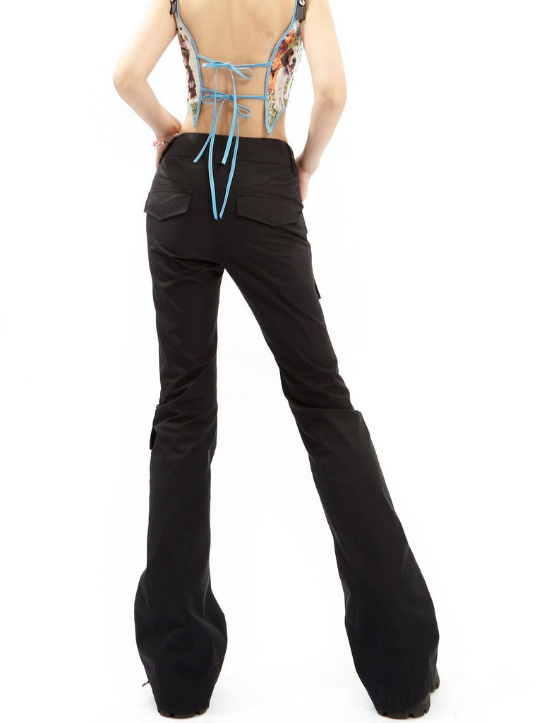 Pantalones de carga negros acampanados con múltiples bolsillos