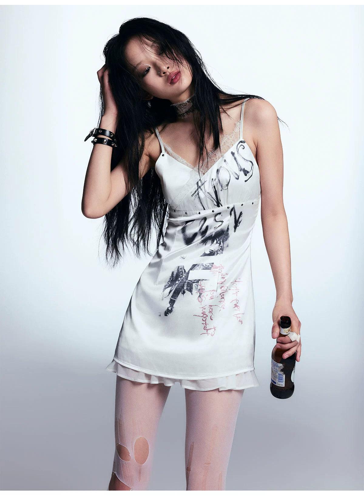 Cest Nous White White Distaded Graphic Tank Tank Tank - Mini Bodycon con estampado de grunge
