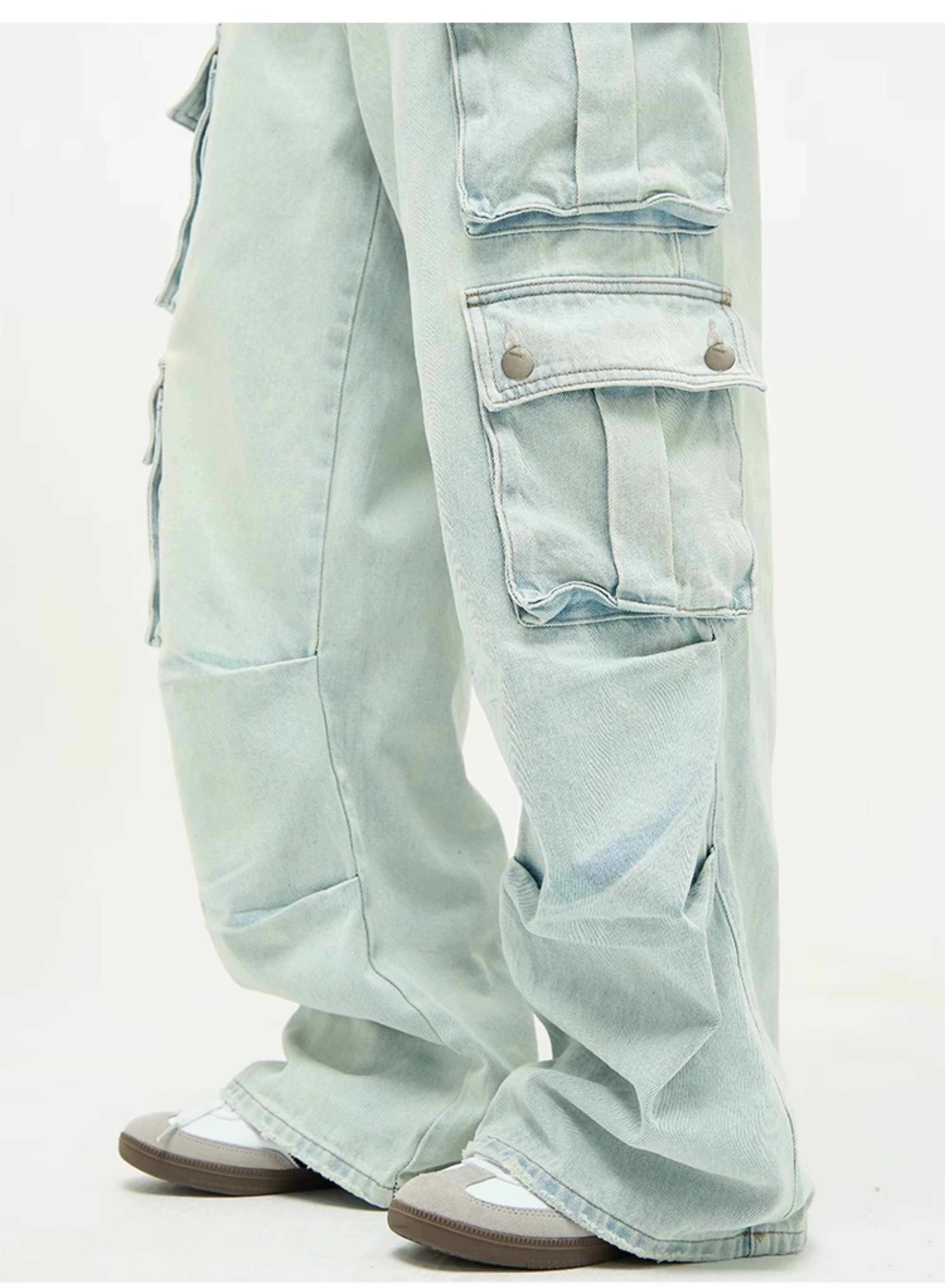 Light Wash Baggy Cargo Jeans with Multiple Flap Pockets