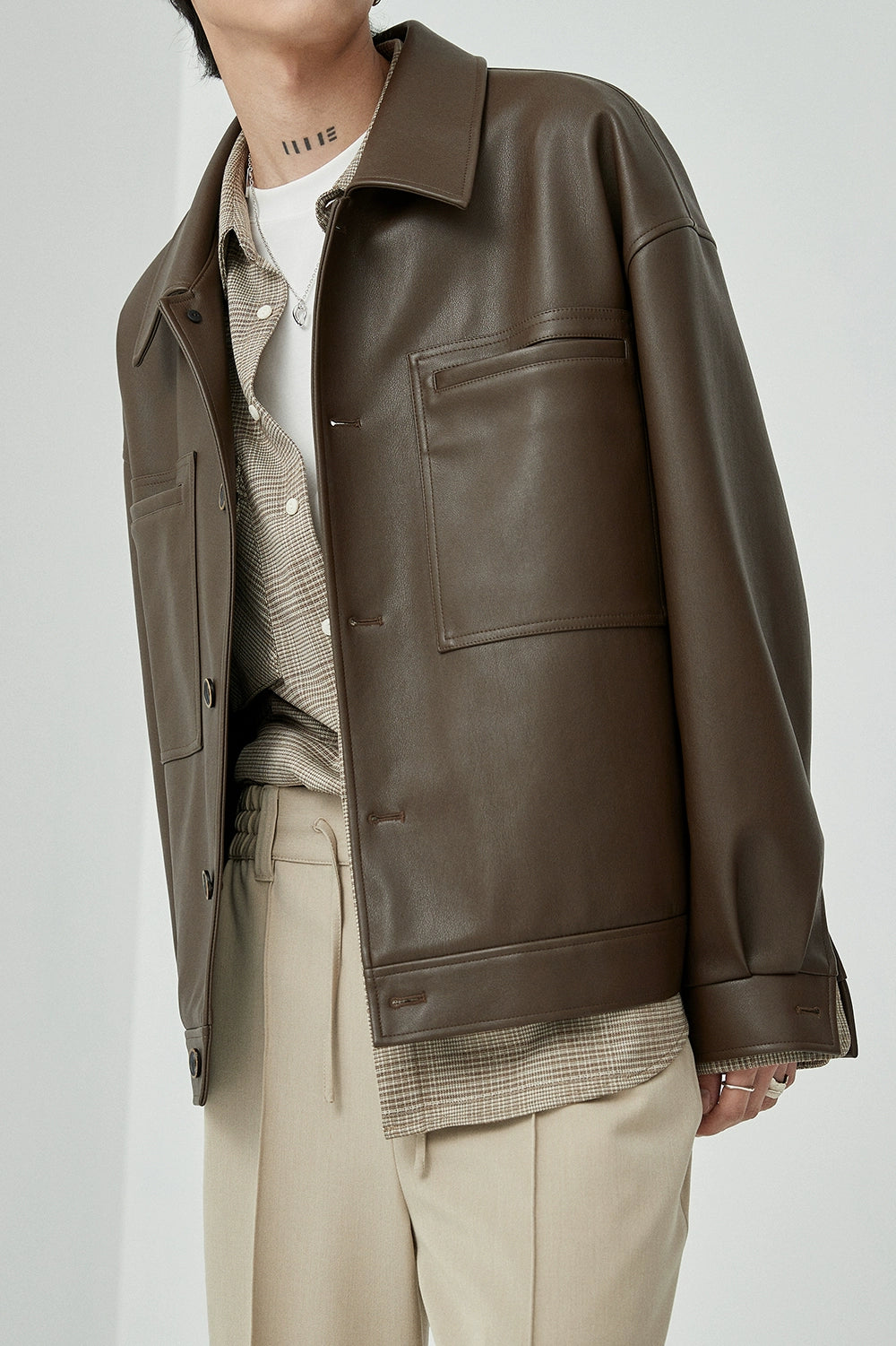 Chaqueta de cuero PU de gran tamaño de cuello cuadrado