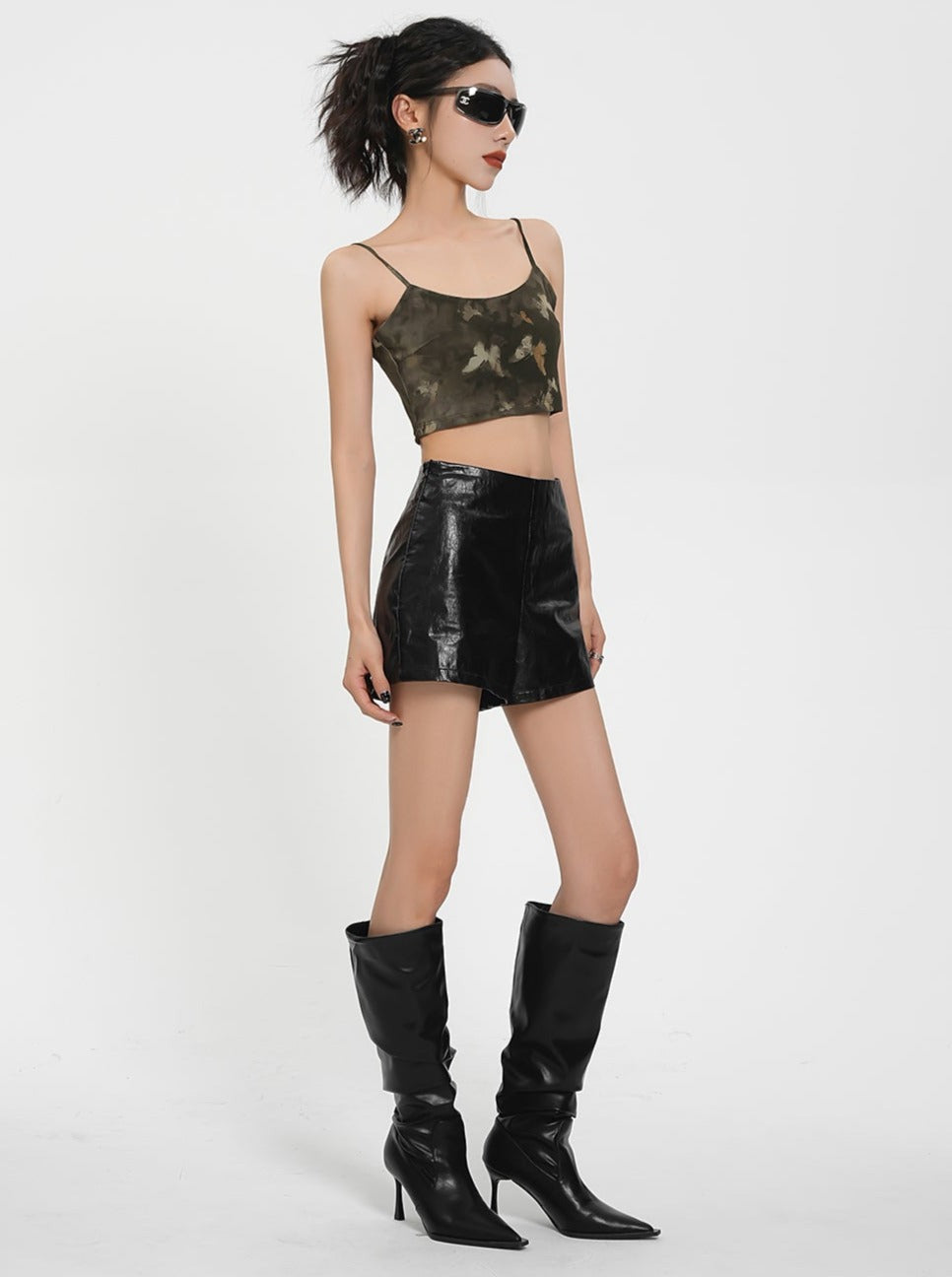 Mini jupe en faux cuir à taille haute - Skort de style enveloppe noire énervé