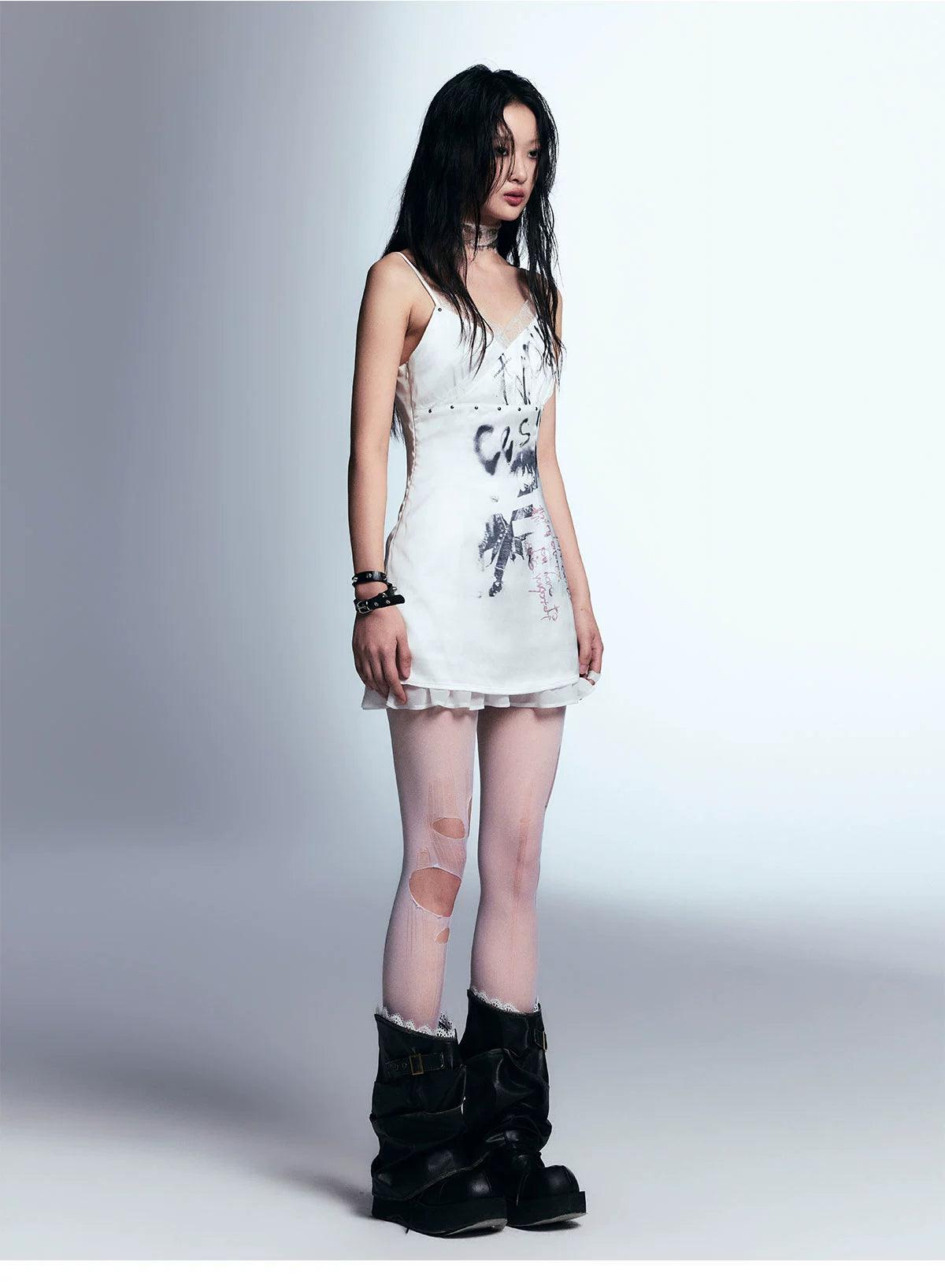 Cest Nous White White Distaded Graphic Tank Tank Tank - Mini Bodycon con estampado de grunge