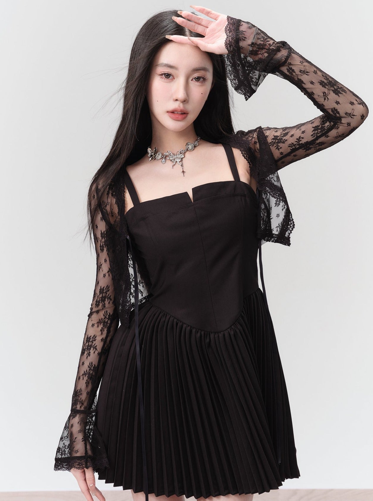 Mini vestido negro plisado con corpiño estructurado