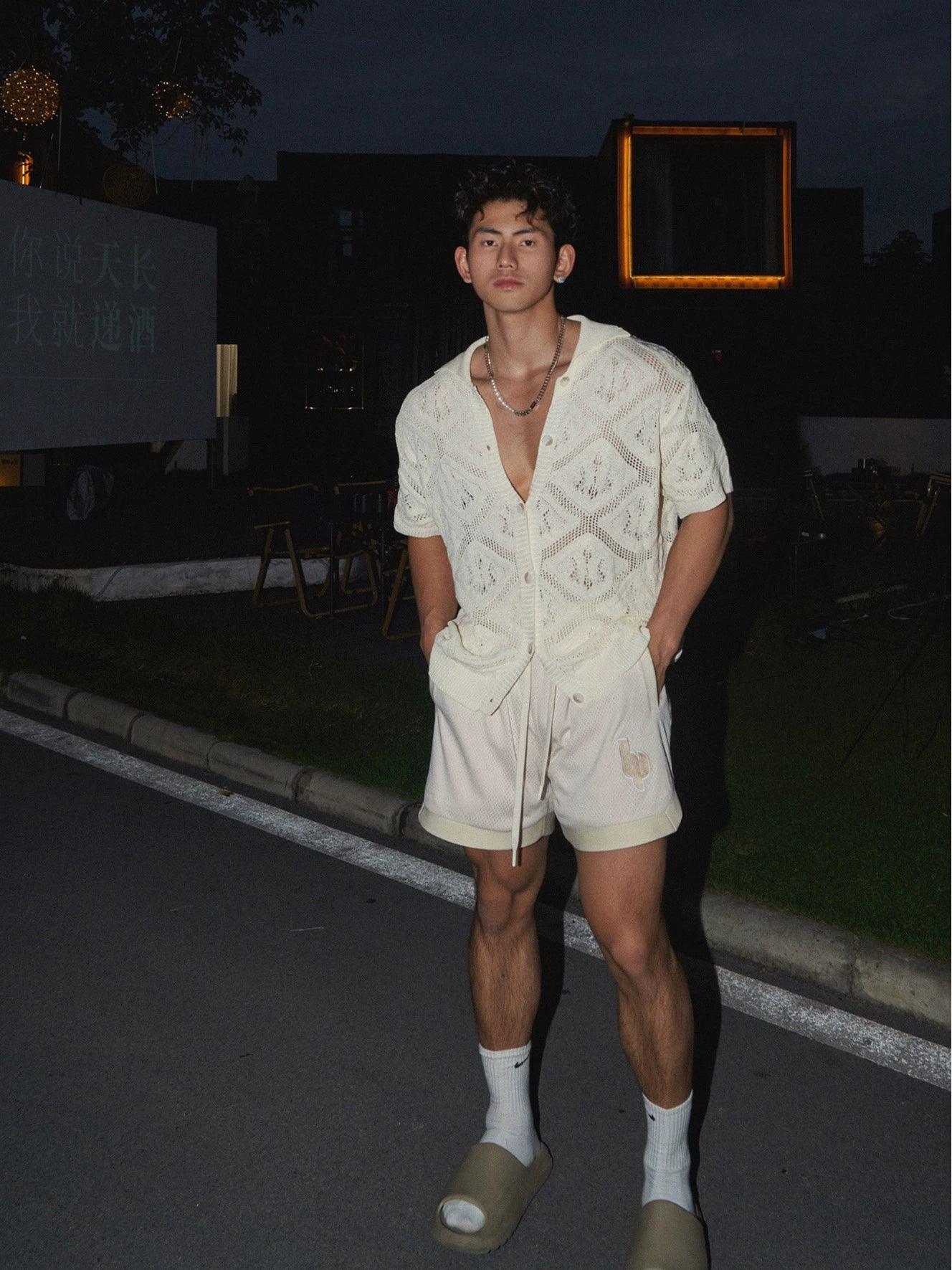 Weißes Button-Up-Hemd im Häkel-Stil