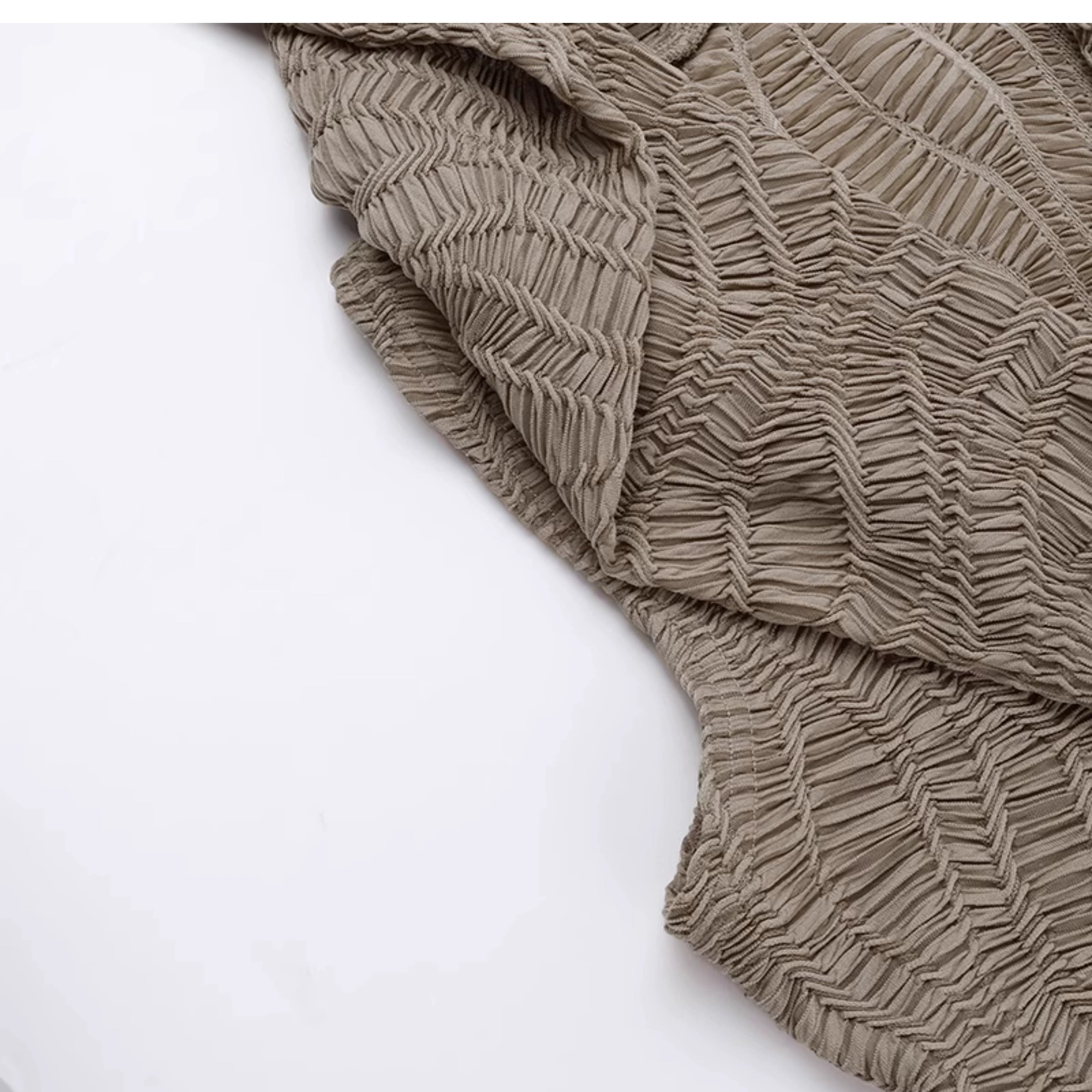Wannathis Avantgarde -Kapuze Maxi Kleid - Taupe kaltes Schulterkleid mit Rüschendetails