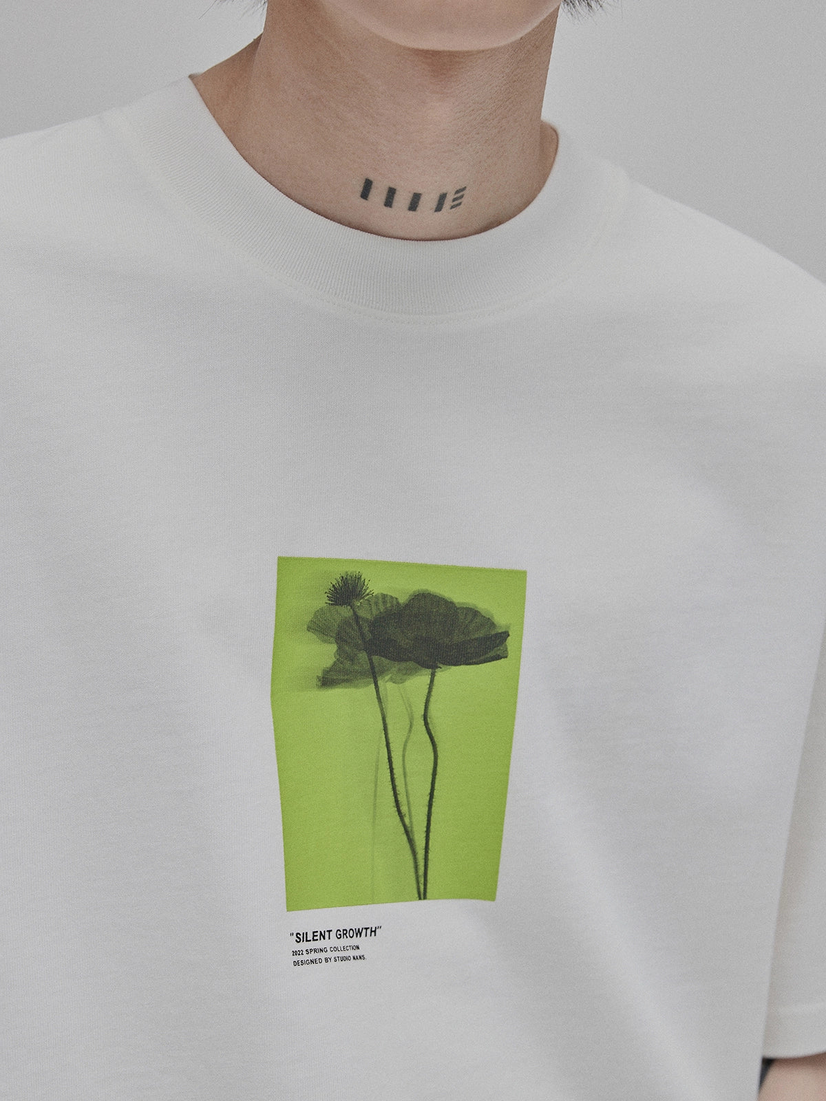 Camiseta de manga corta con estampado de silueta floral