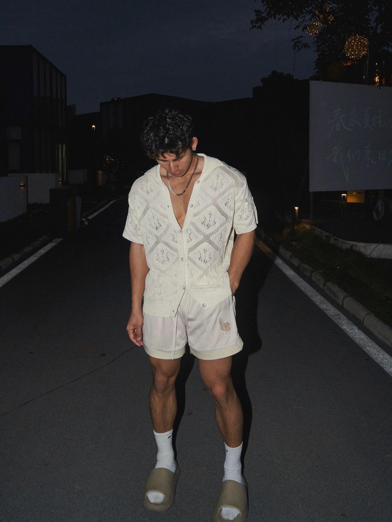 Weißes Button-Up-Hemd im Häkel-Stil