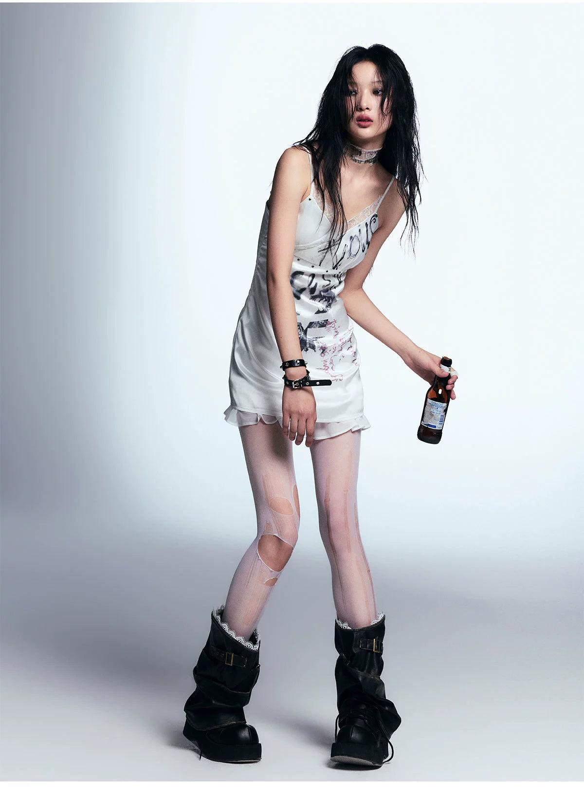 Cest Nous White White Distaded Graphic Tank Tank Tank - Mini Bodycon con estampado de grunge