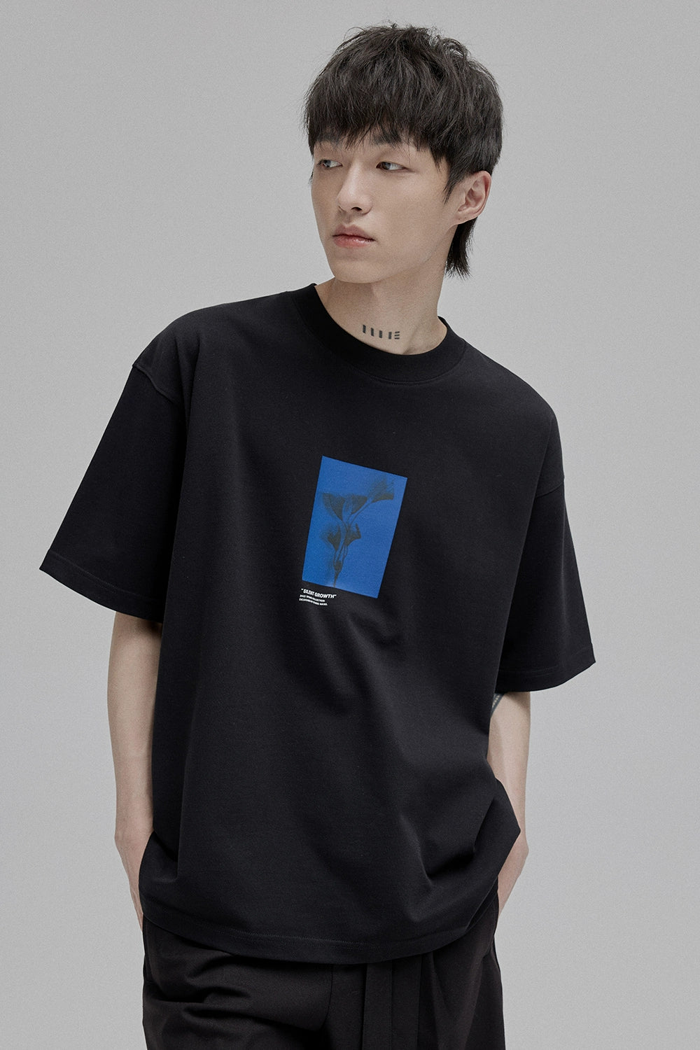 Camiseta de manga corta con estampado de silueta floral