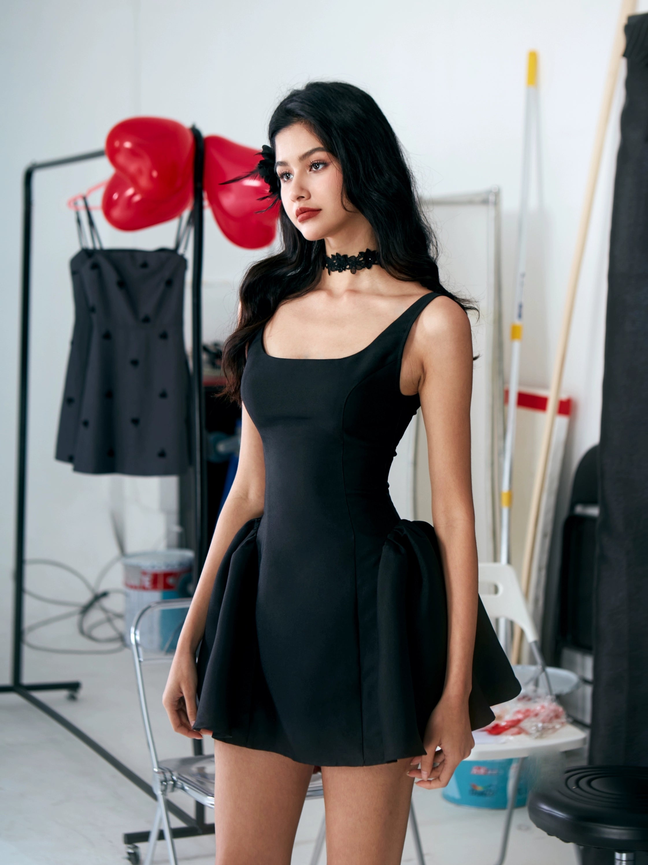 Off-theulder-schwarzes Blumen-Mini-Kleid