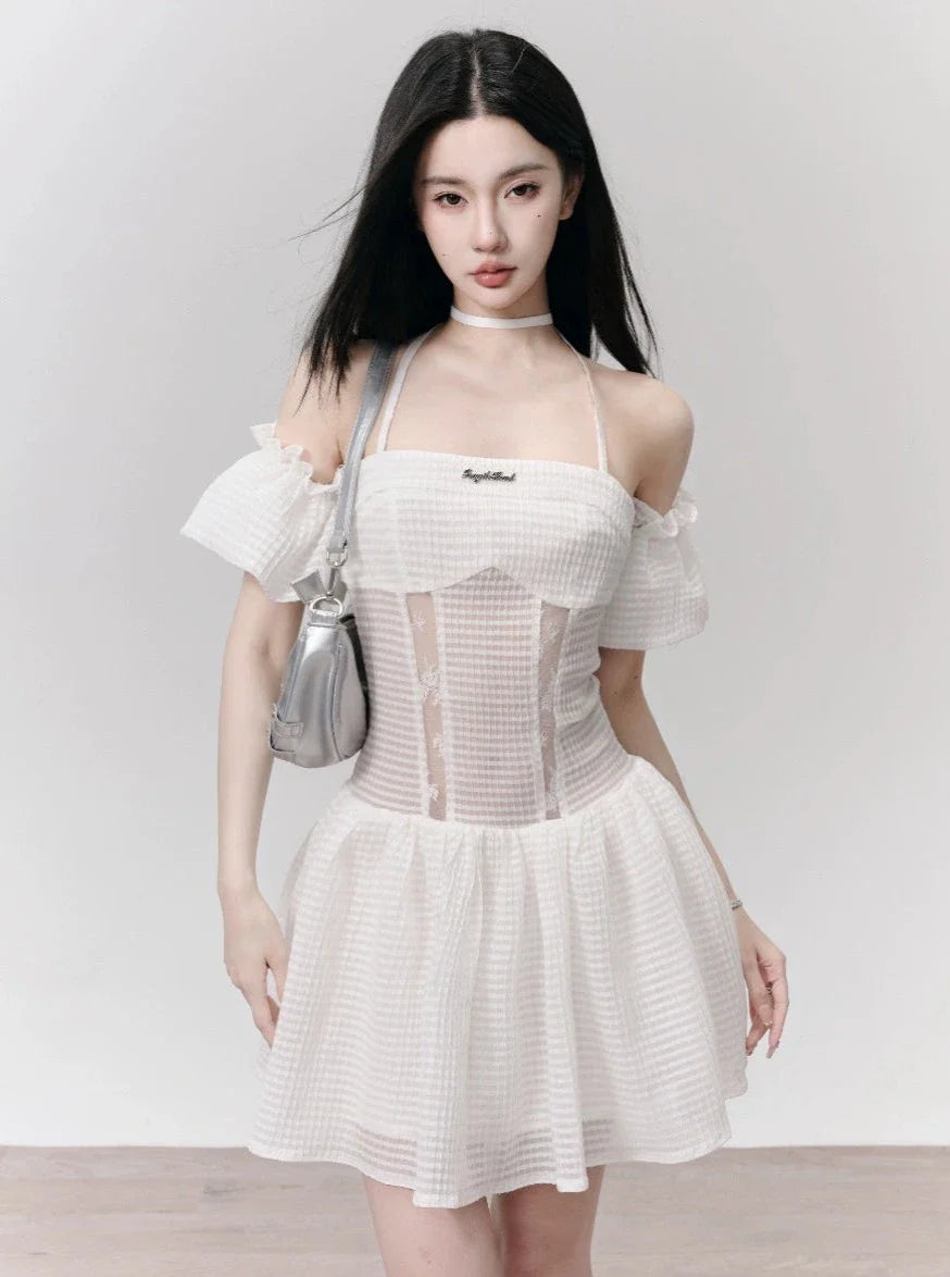 Weiße Ötenspitze Off-Shoulder Mini-Kleid mit Halsnackendetails