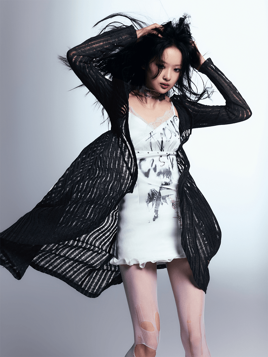 Cest Nous White White Distaded Graphic Tank Tank Tank - Mini Bodycon con estampado de grunge