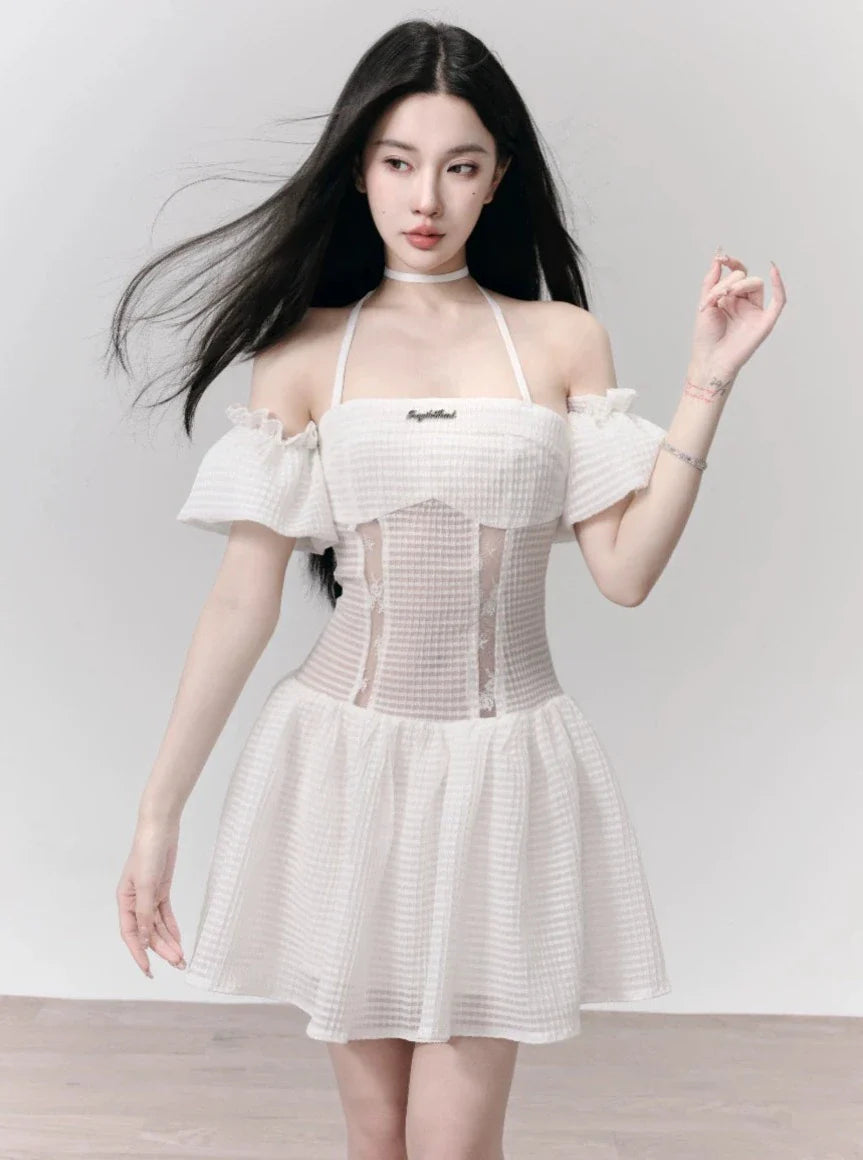 Weiße Ötenspitze Off-Shoulder Mini-Kleid mit Halsnackendetails