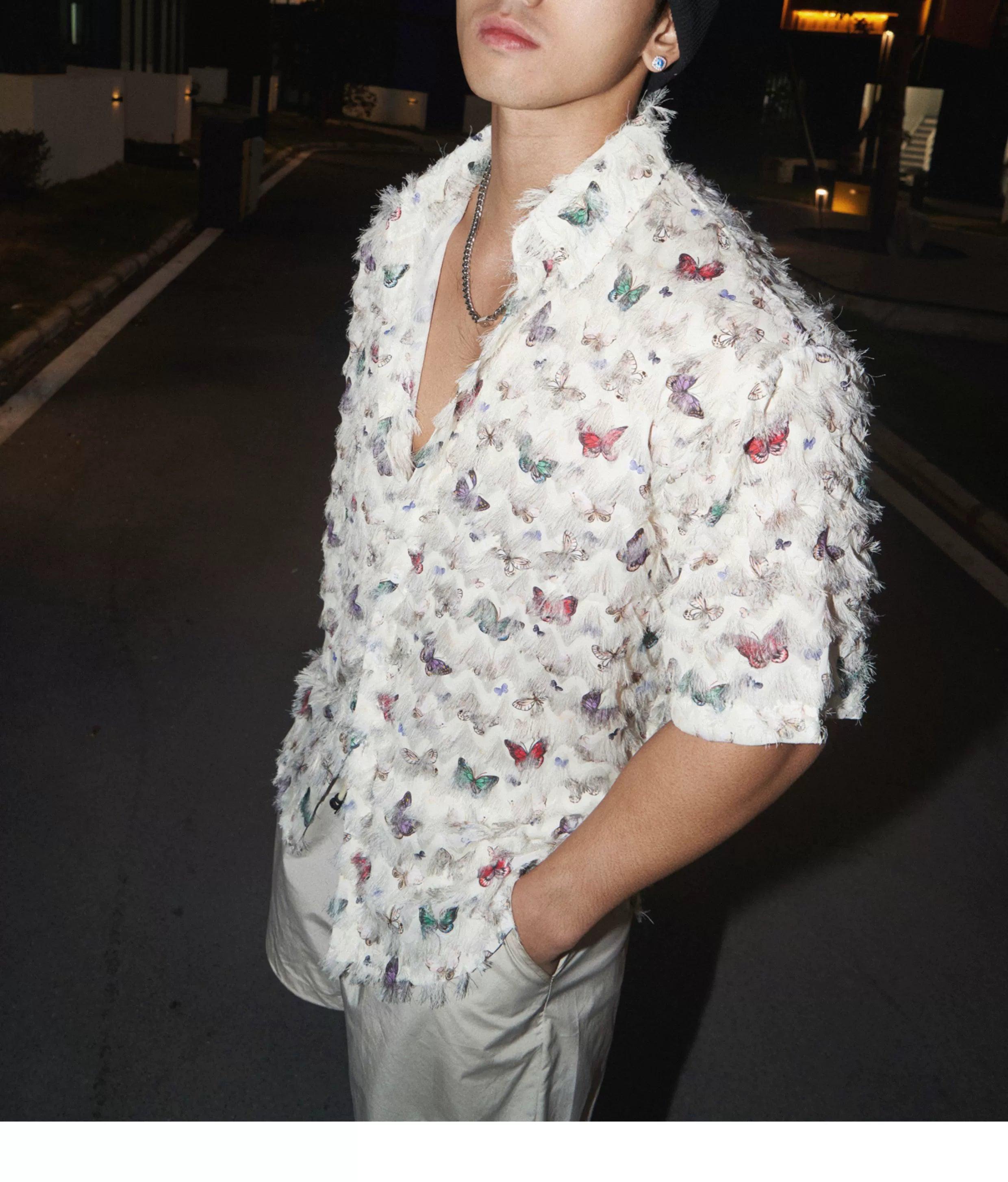 Camisa de manga corta con estampado de mariposa texturizada