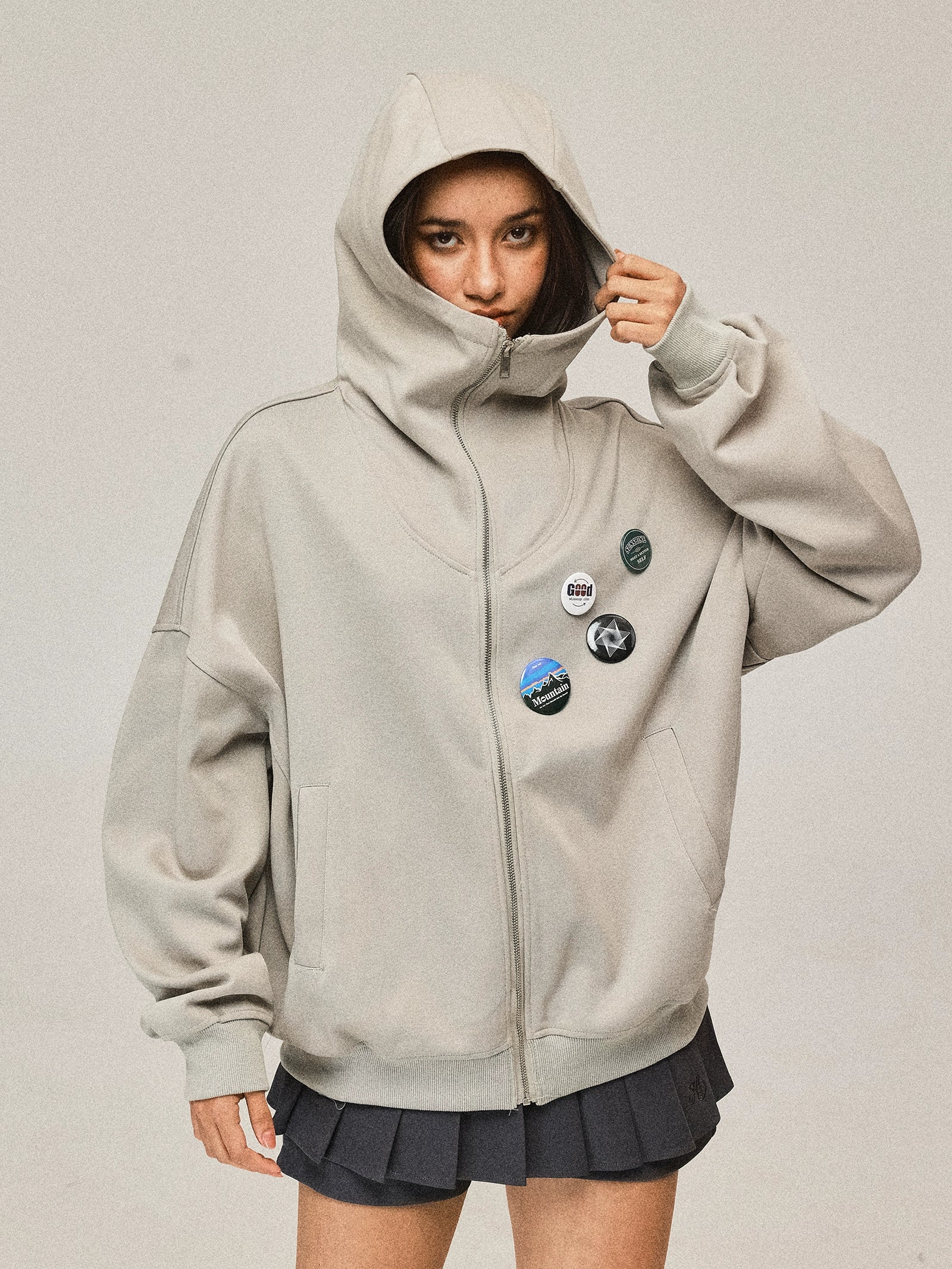 Manteau gris à capuche zippé