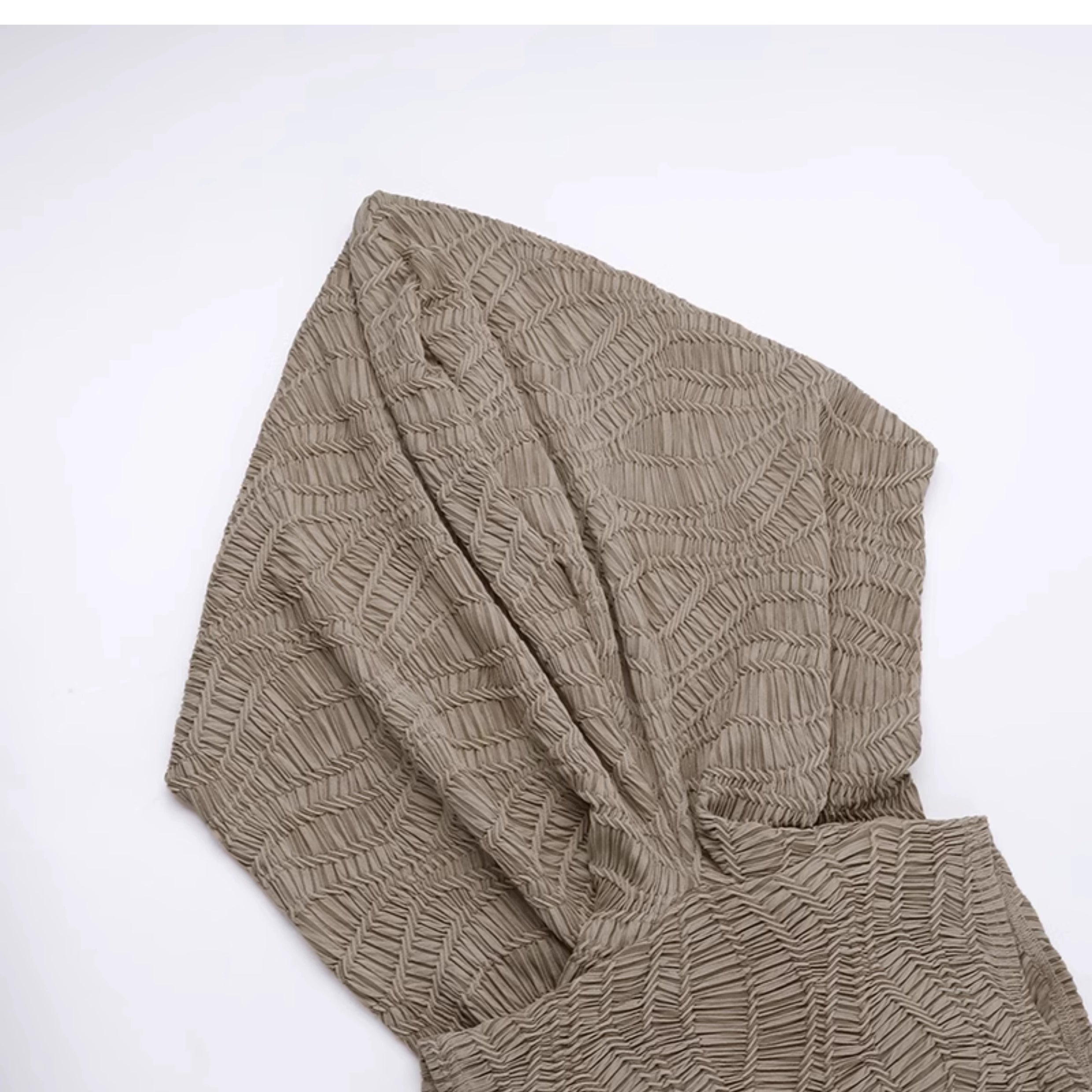 Wannathis Avantgarde -Kapuze Maxi Kleid - Taupe kaltes Schulterkleid mit Rüschendetails