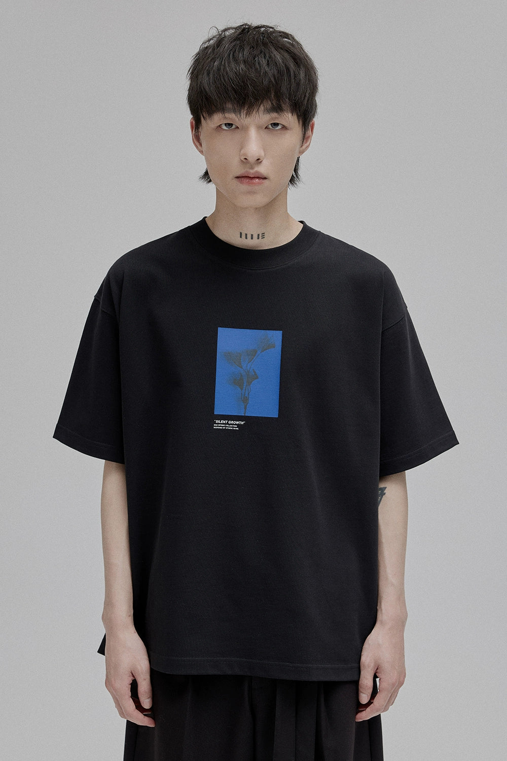 Camiseta de manga corta con estampado de silueta floral