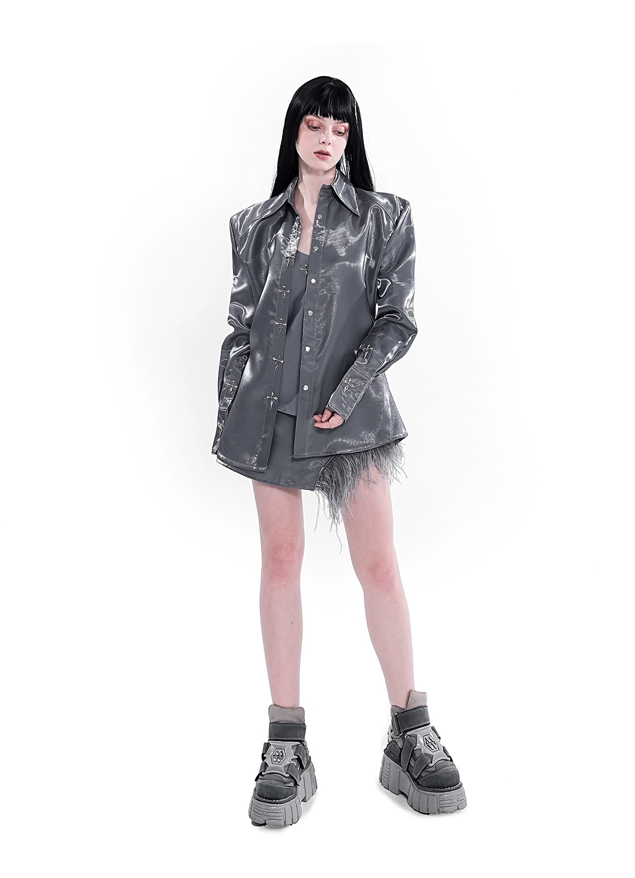 Yubaby Gothic Cross-Embroidered Satin-Hemd-Langarmbutton mit Federverkleidung