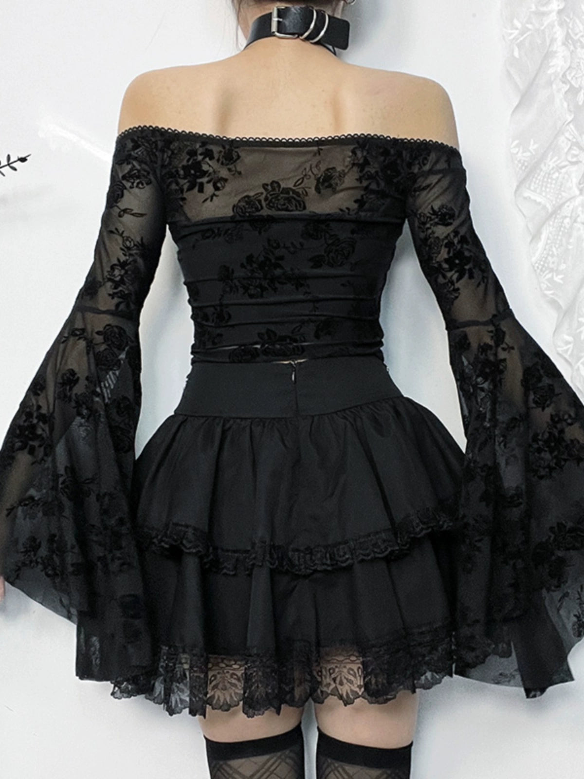 Wannathis Gothic Lolita Mini Jupe - Rouffle noire à la taille à lacets et chaînes transversales