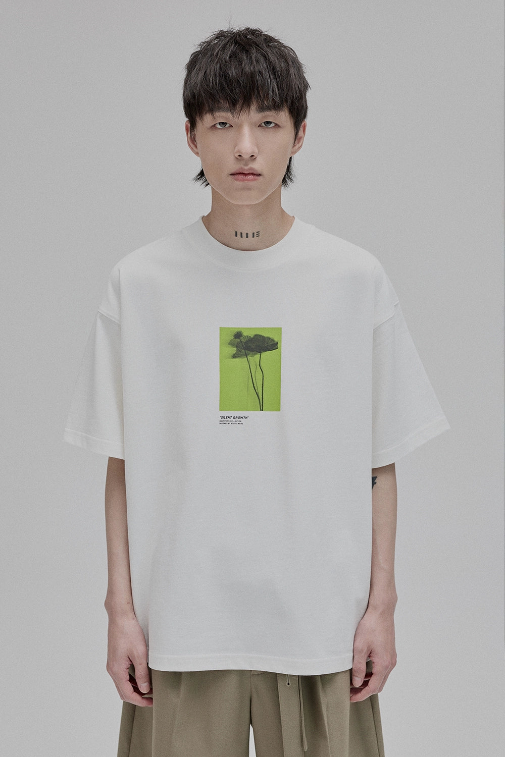 Camiseta de manga corta con estampado de silueta floral