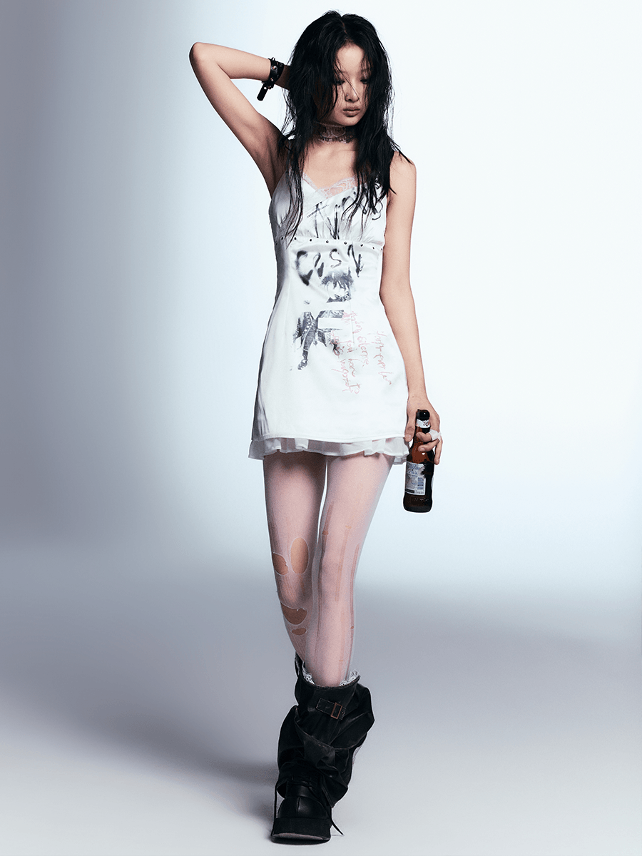 Cest Nous White White Distaded Graphic Tank Tank Tank - Mini Bodycon con estampado de grunge
