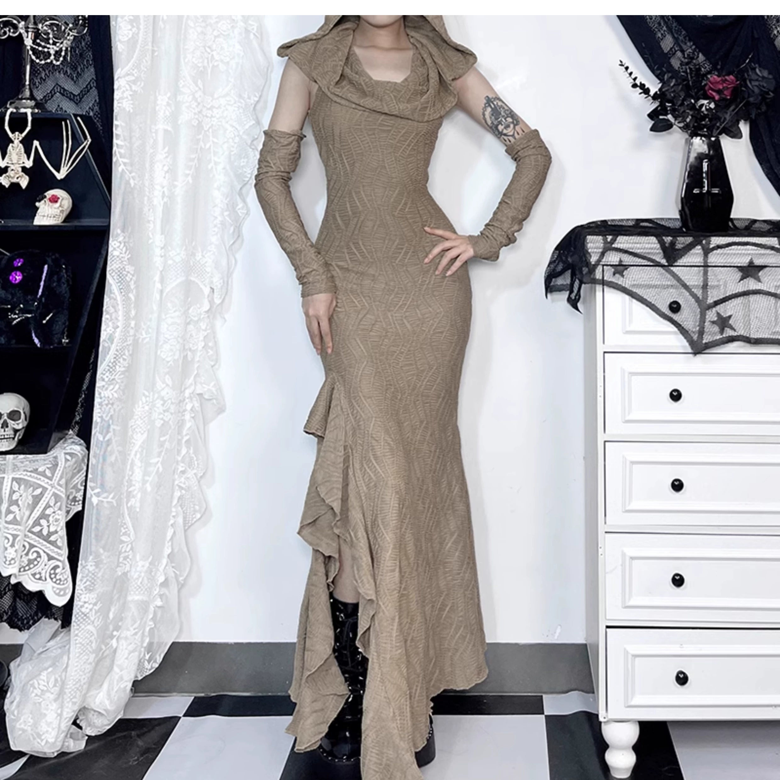 Wannathis Avantgarde -Kapuze Maxi Kleid - Taupe kaltes Schulterkleid mit Rüschendetails