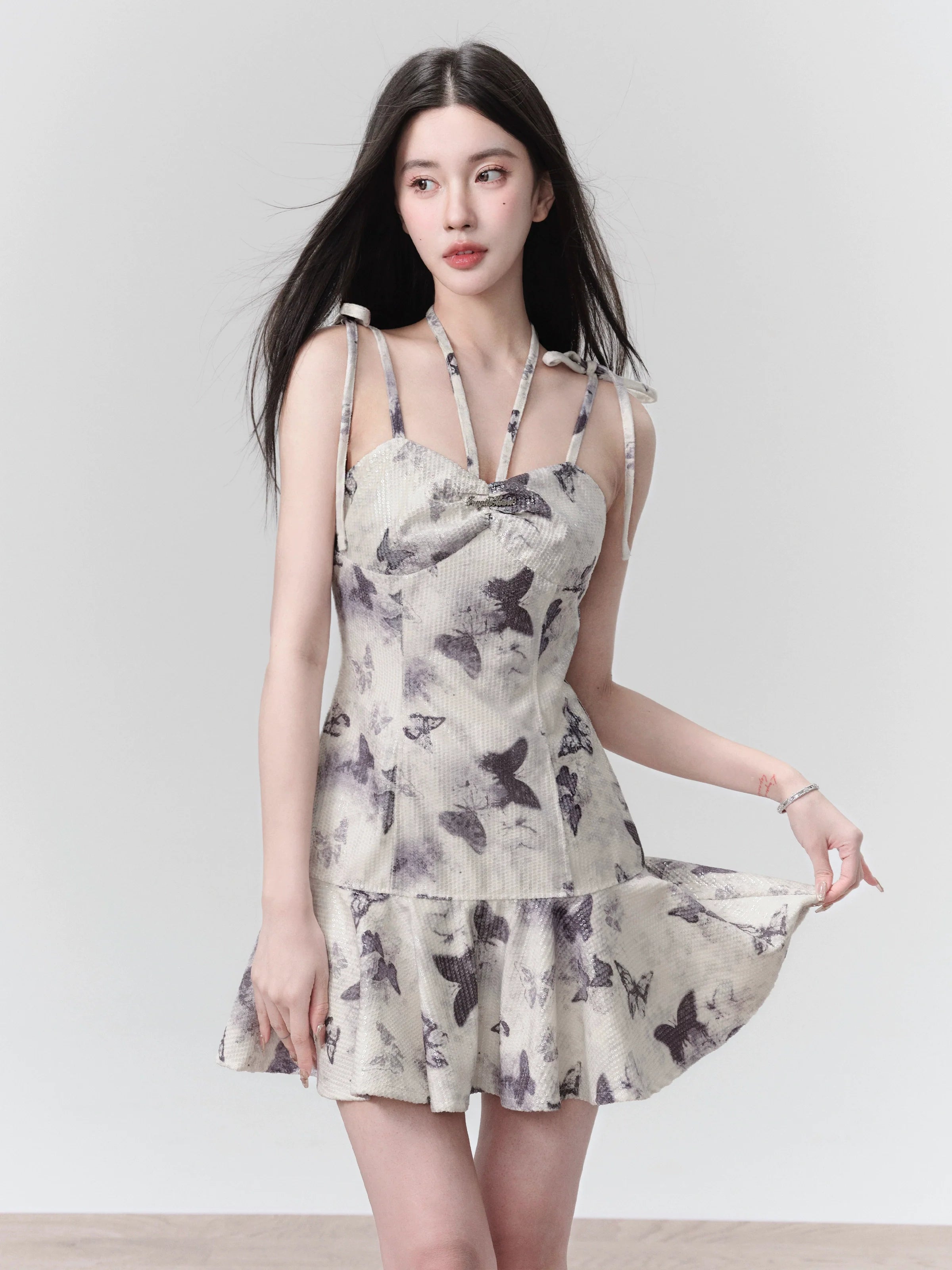 Vestido de correa de espagueti con estampado de mariposa con dobladillo con volantes