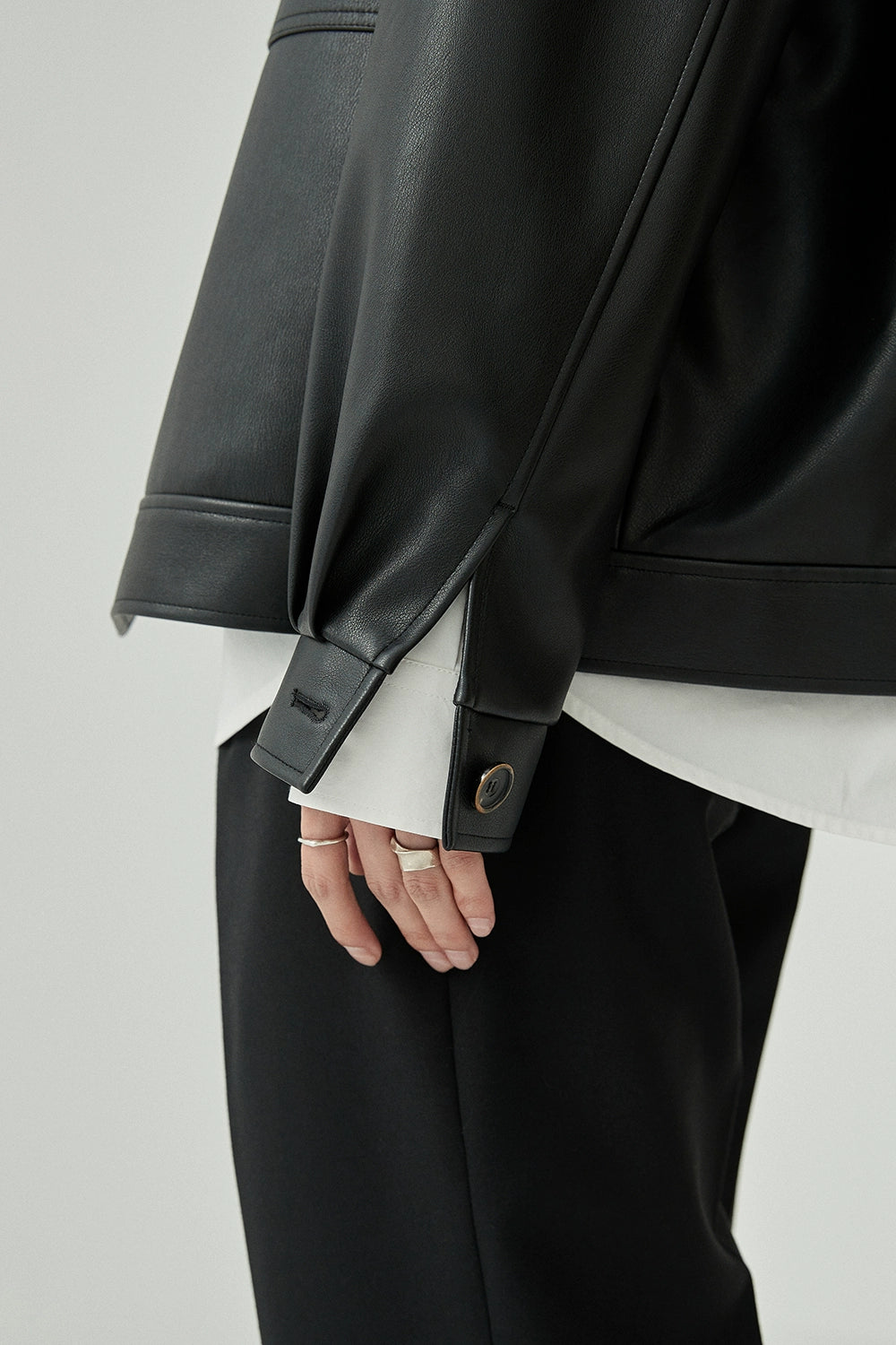 Chaqueta de cuero PU de gran tamaño de cuello cuadrado