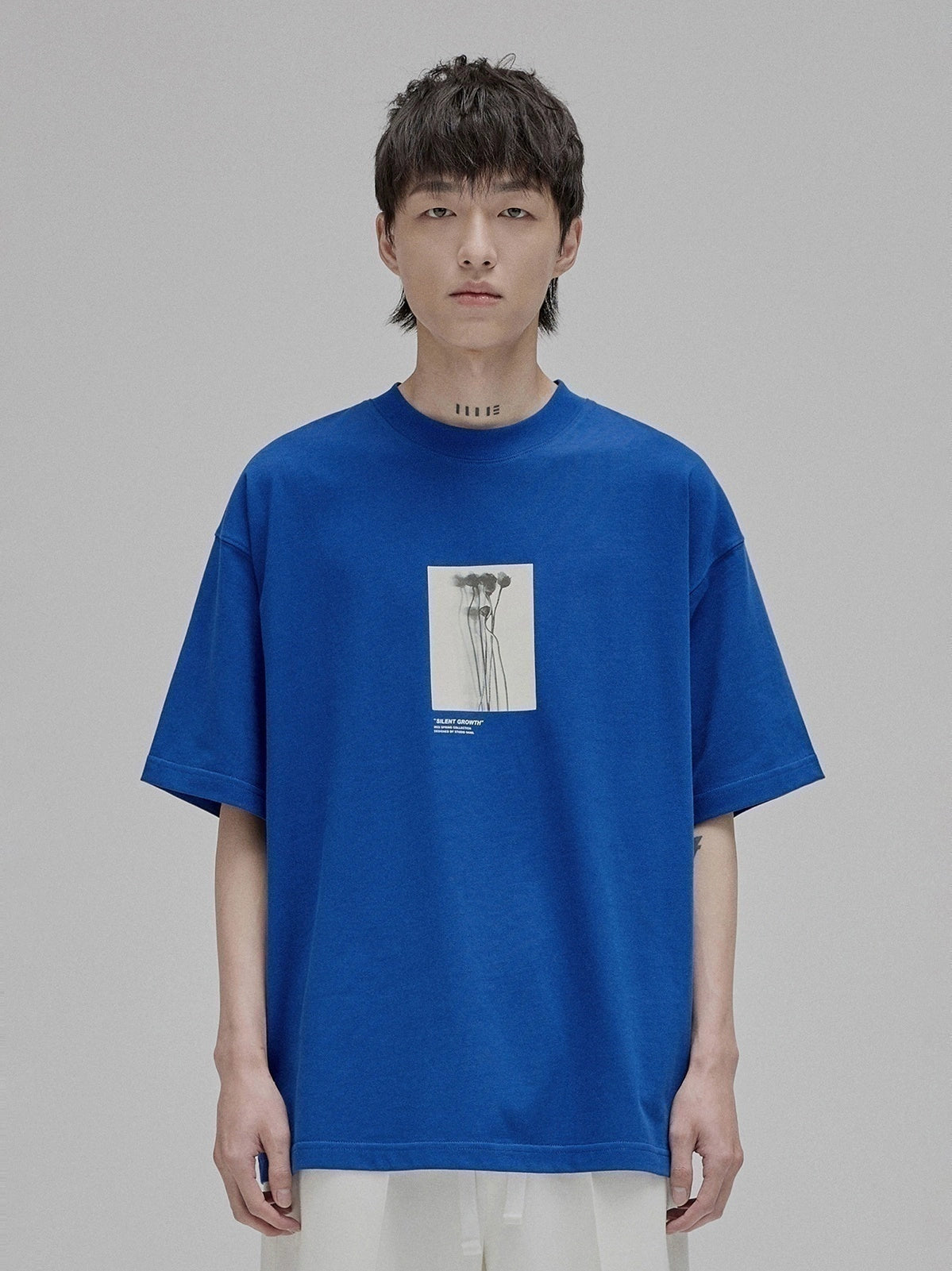 Camiseta de manga corta con estampado de silueta floral
