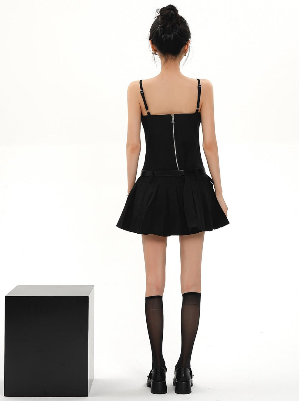 Flirty Fit & Flare Duo: White Strapless Corset Mini Vestido y vestido de patinador sin mangas negras