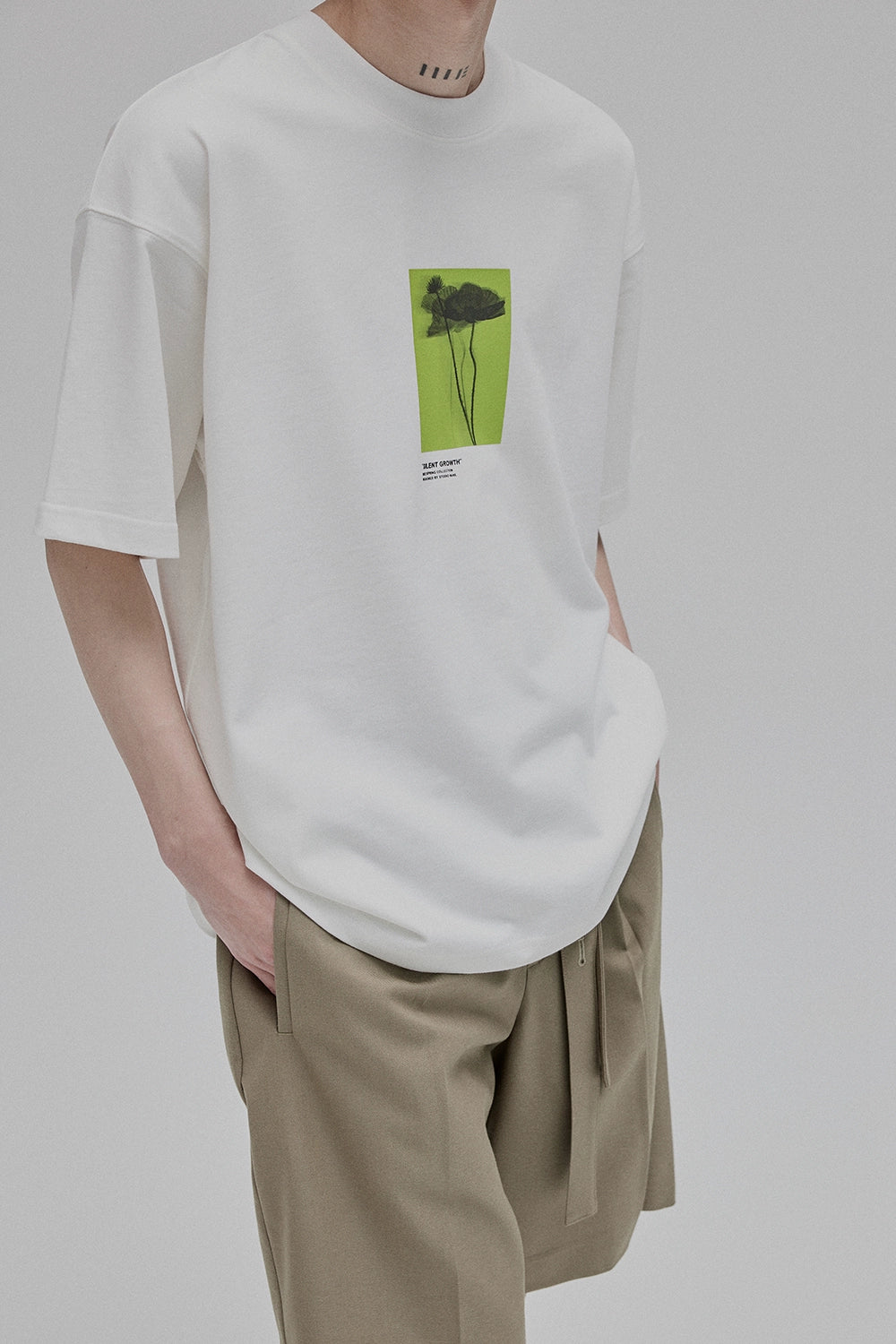 Camiseta de manga corta con estampado de silueta floral