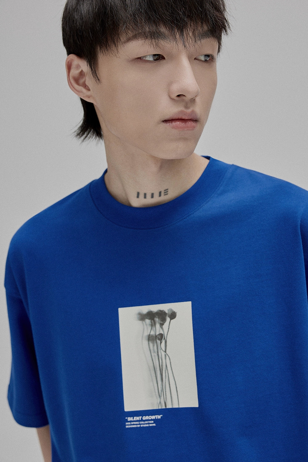 Camiseta de manga corta con estampado de silueta floral
