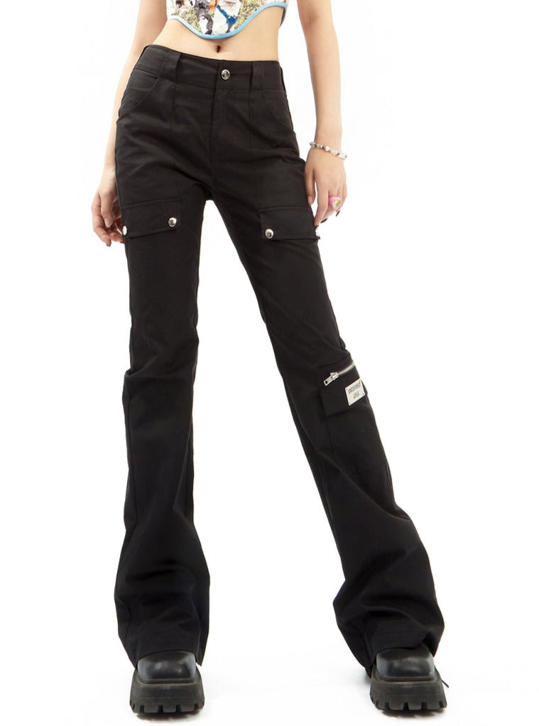 Pantalones de carga negros acampanados con múltiples bolsillos