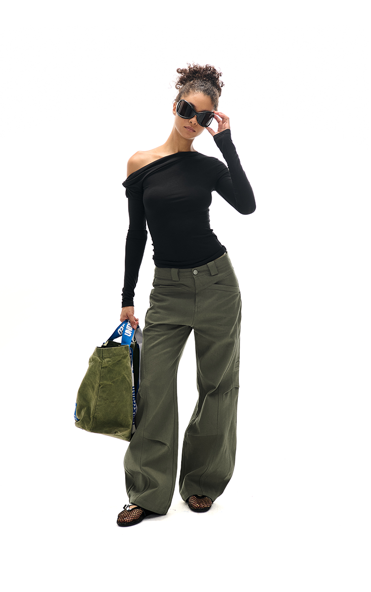 Décolleté asymétrique à manches longues